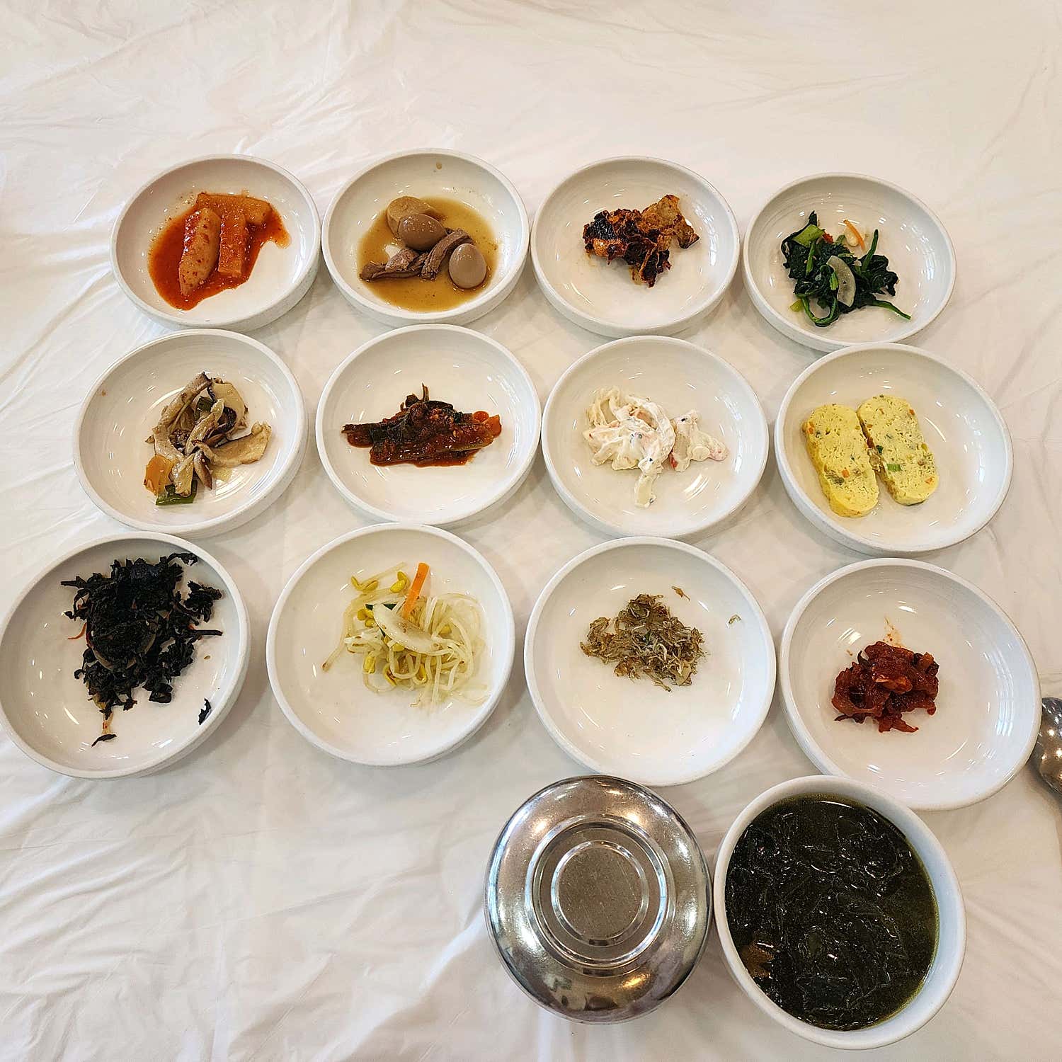 다양한 종류의 정갈한 모래골 밑반찬들