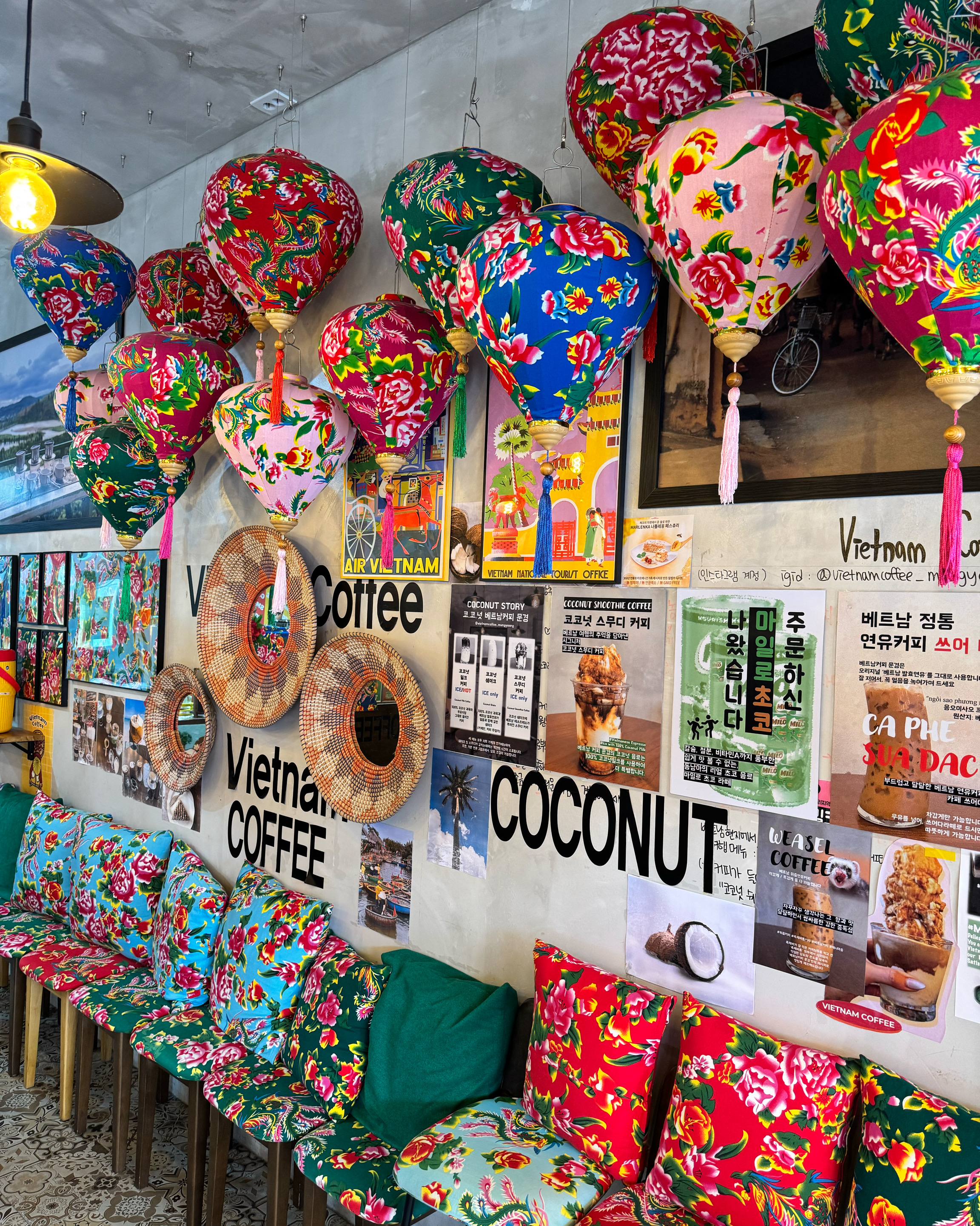 카페 카운터와 메뉴판, 진열된 음료들 모습