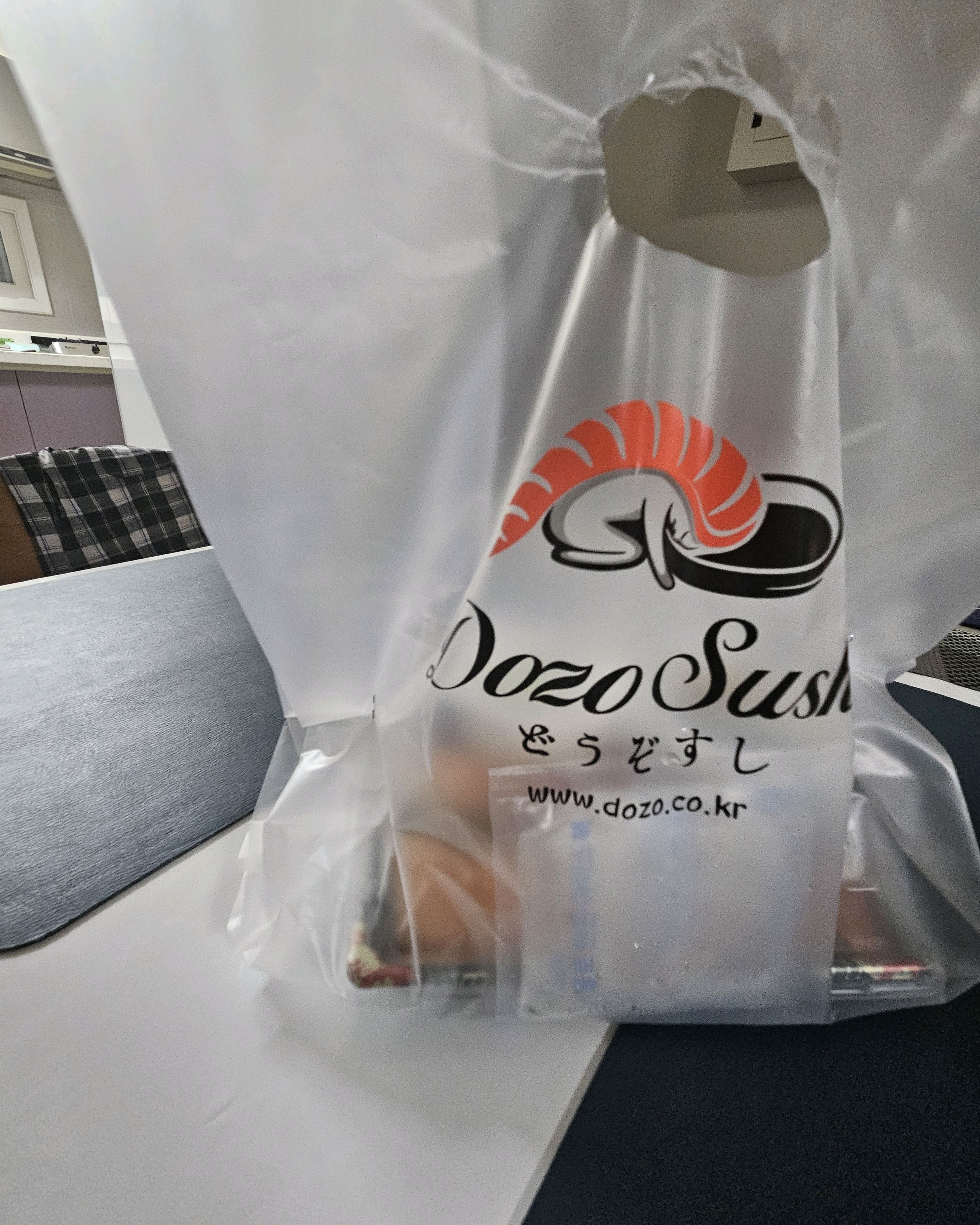어제 먹어보고 맛있어서 포장해서 또 먹어요 - 부산정관 도조스시 정관점