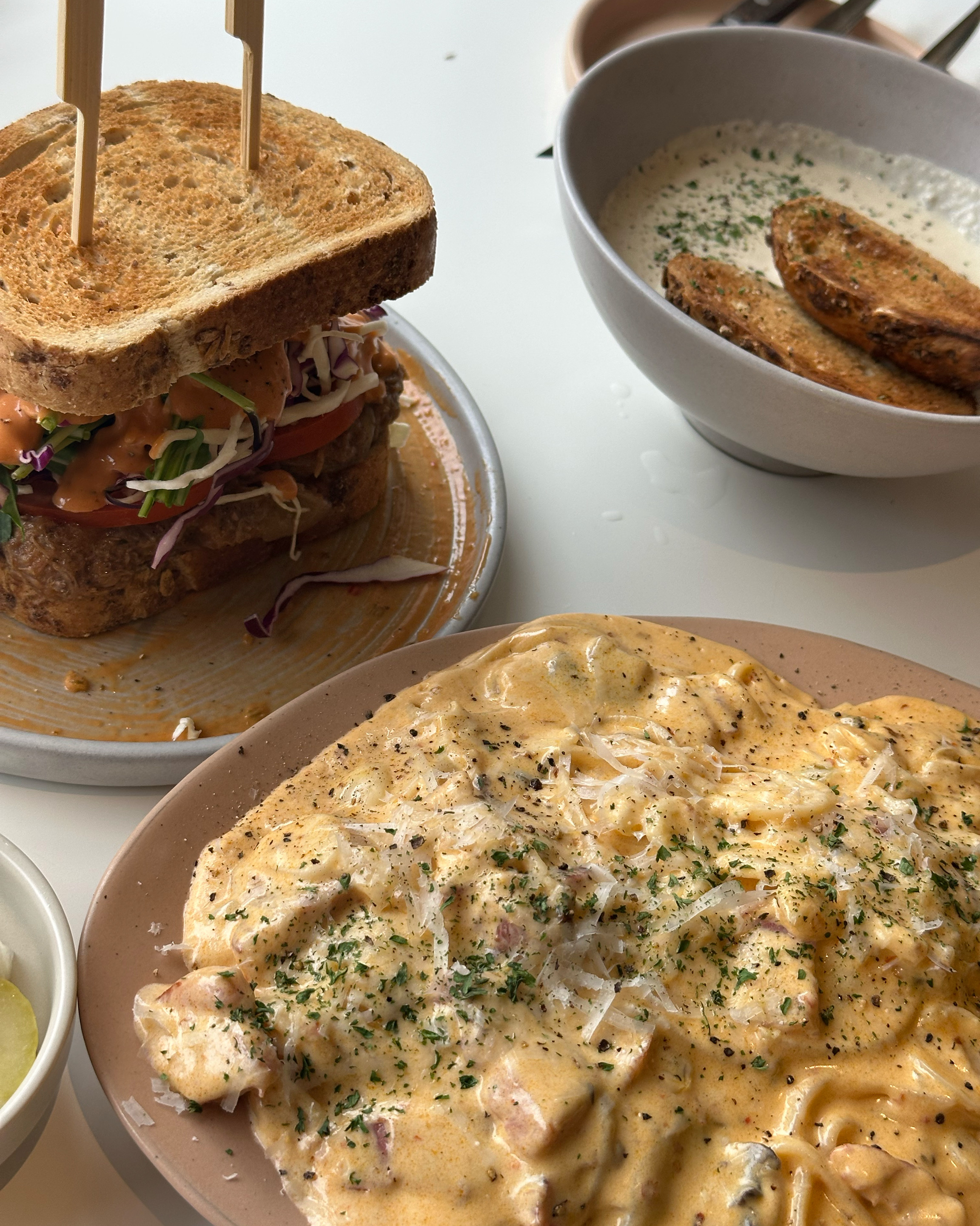 신선한 샐러드와 빵