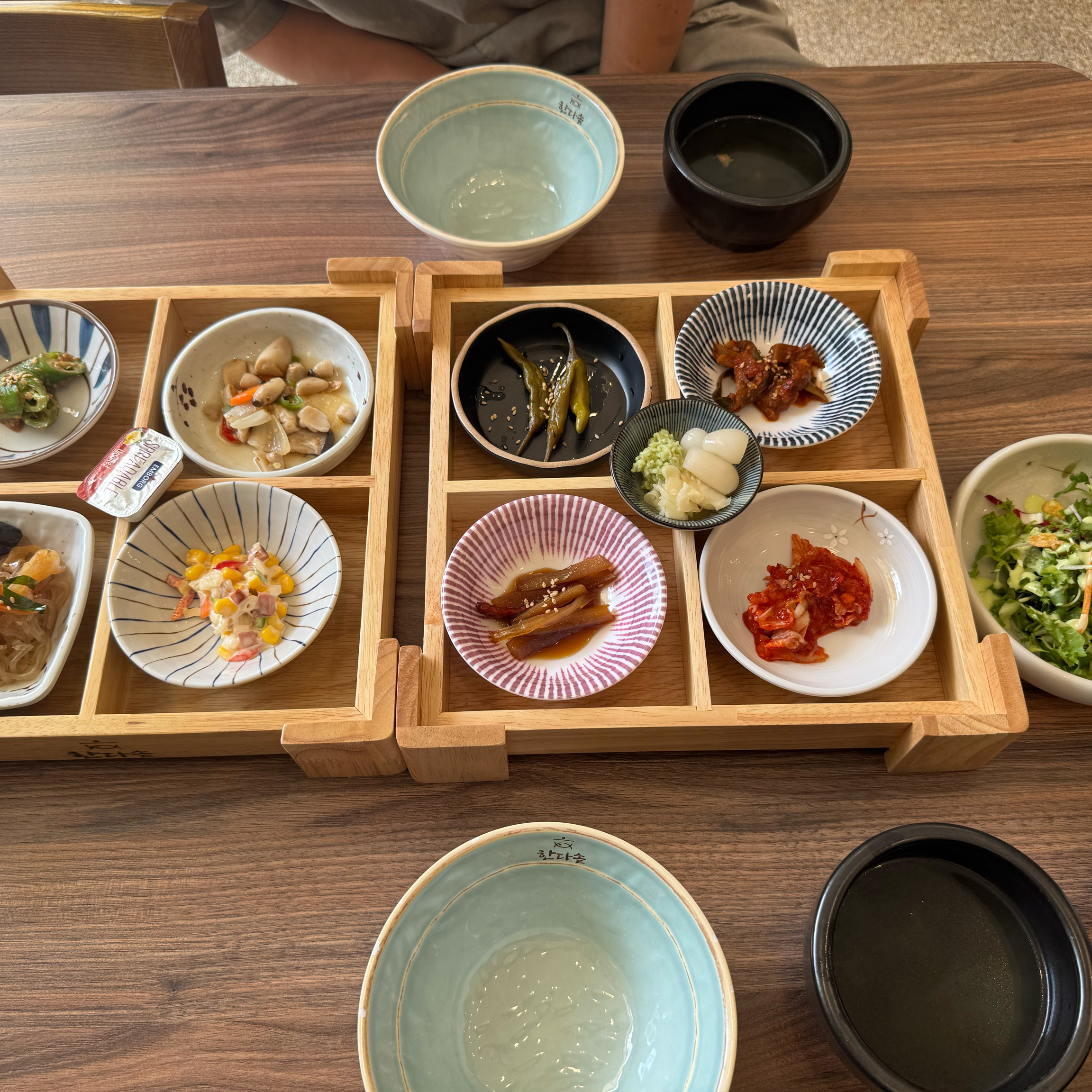 집 근처 새로 생겨서 첫 방문 했어요 식당도 넘 깔끔하고 분위기도 좋고 무엇보다 음식이 다