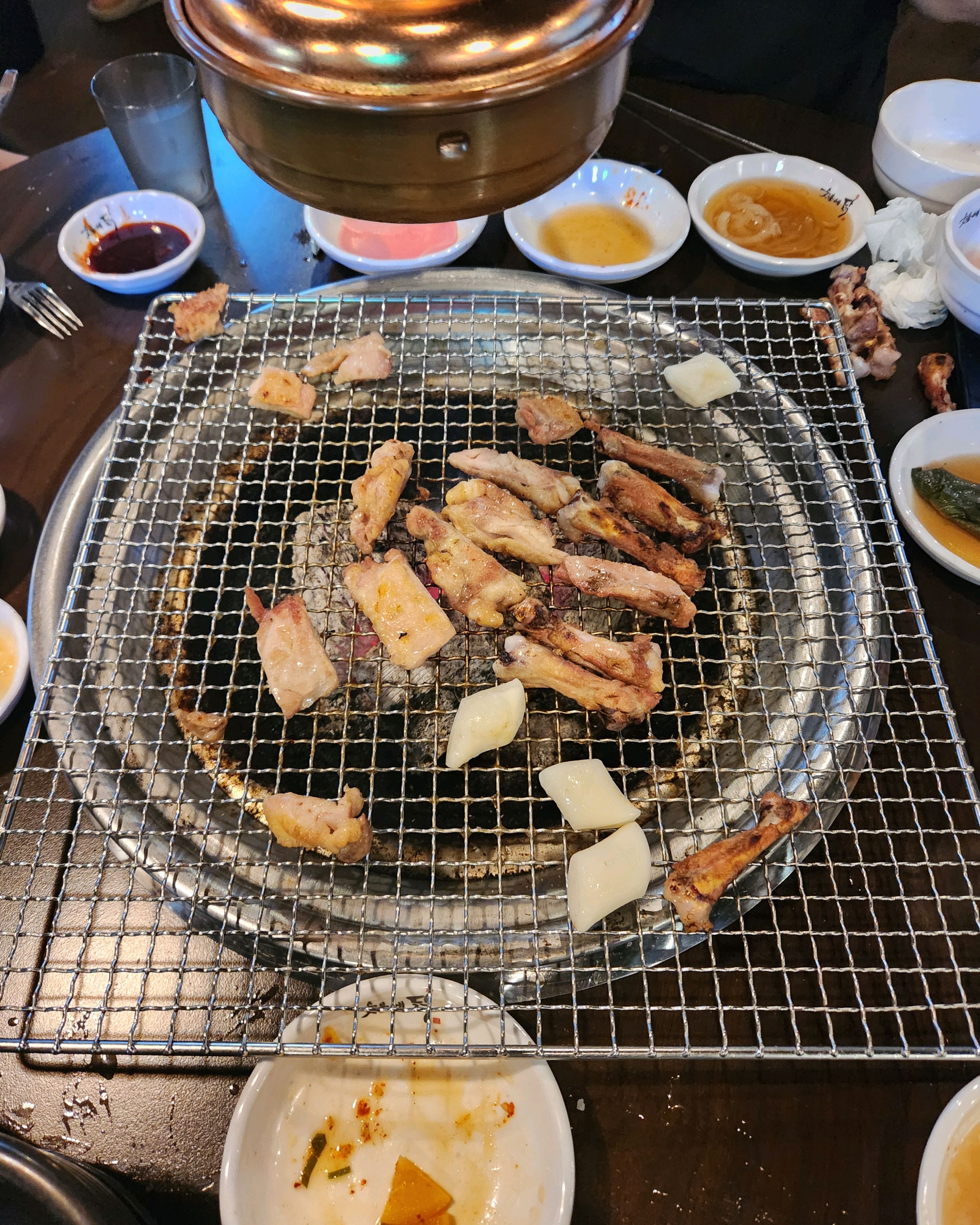 아직 어린아들때문에 소금구이로 먹었어요~^^ - 부산정관 숯불에닭 정관점