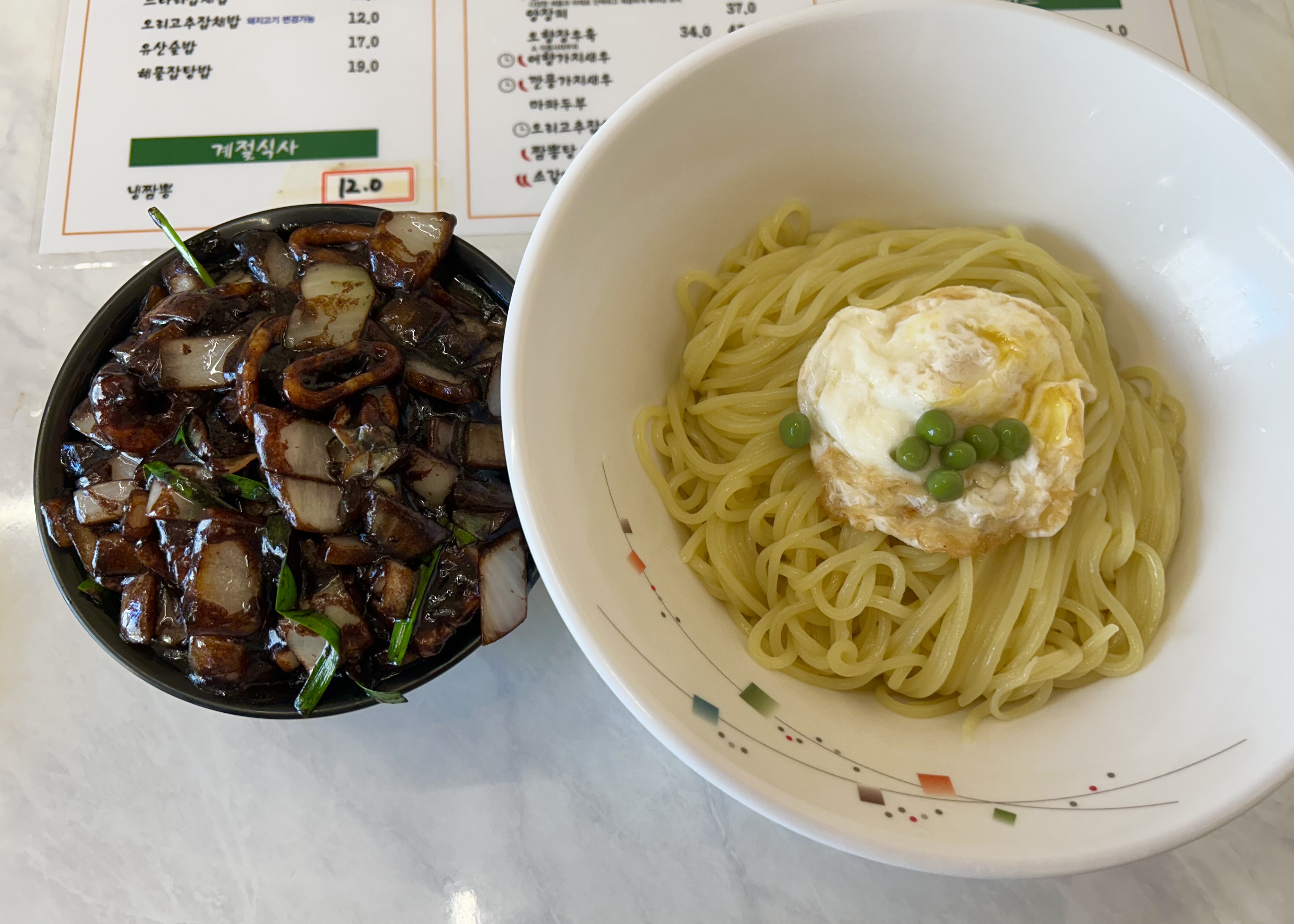 영도에세 제일 인기많은 중국집이에요 ㅋㅋ 점심, 저녁에도 손님 많거 특히 간짜장이 정말 맛