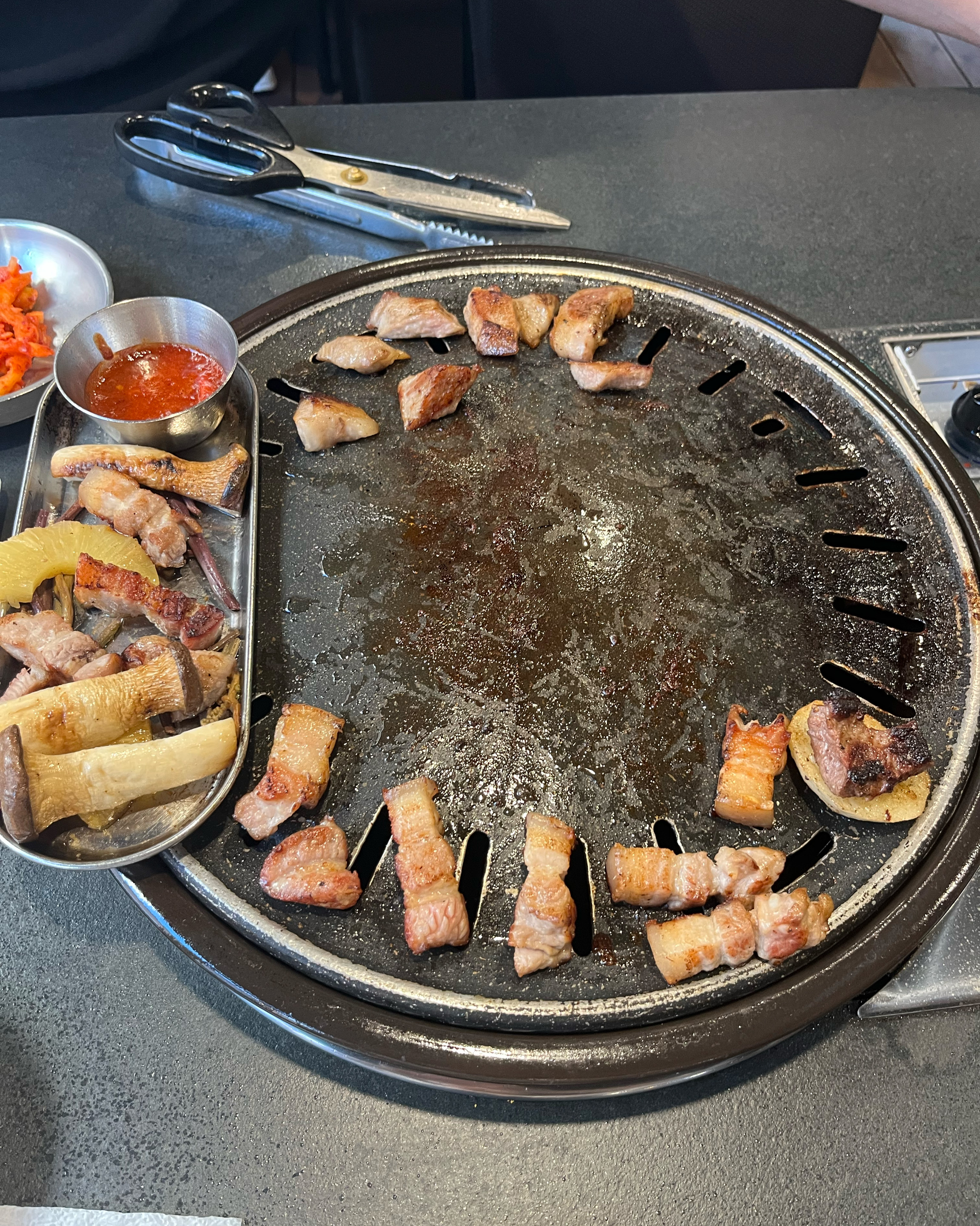 너무 맛있어서 중간에 순삭하고 급하게 사진 찍었어요ㅎㅎㅎ 다 구워주시고 너무 맛있고 서비스