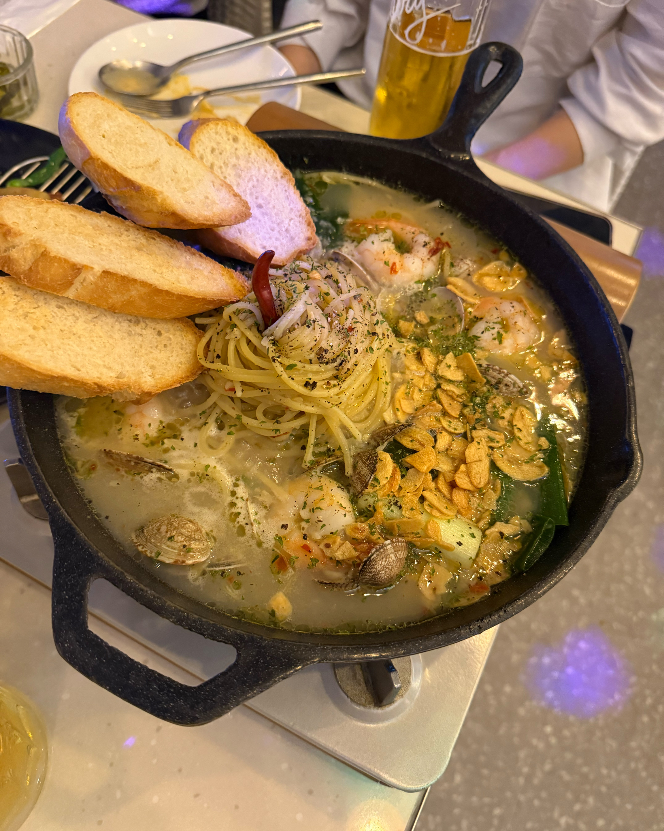 너므너므 맛있어요ㅋㅋㅋ 봉골레가 제일 맛있었어요 재료도 아낌없이 넣어주시고 치킨도 너무 부