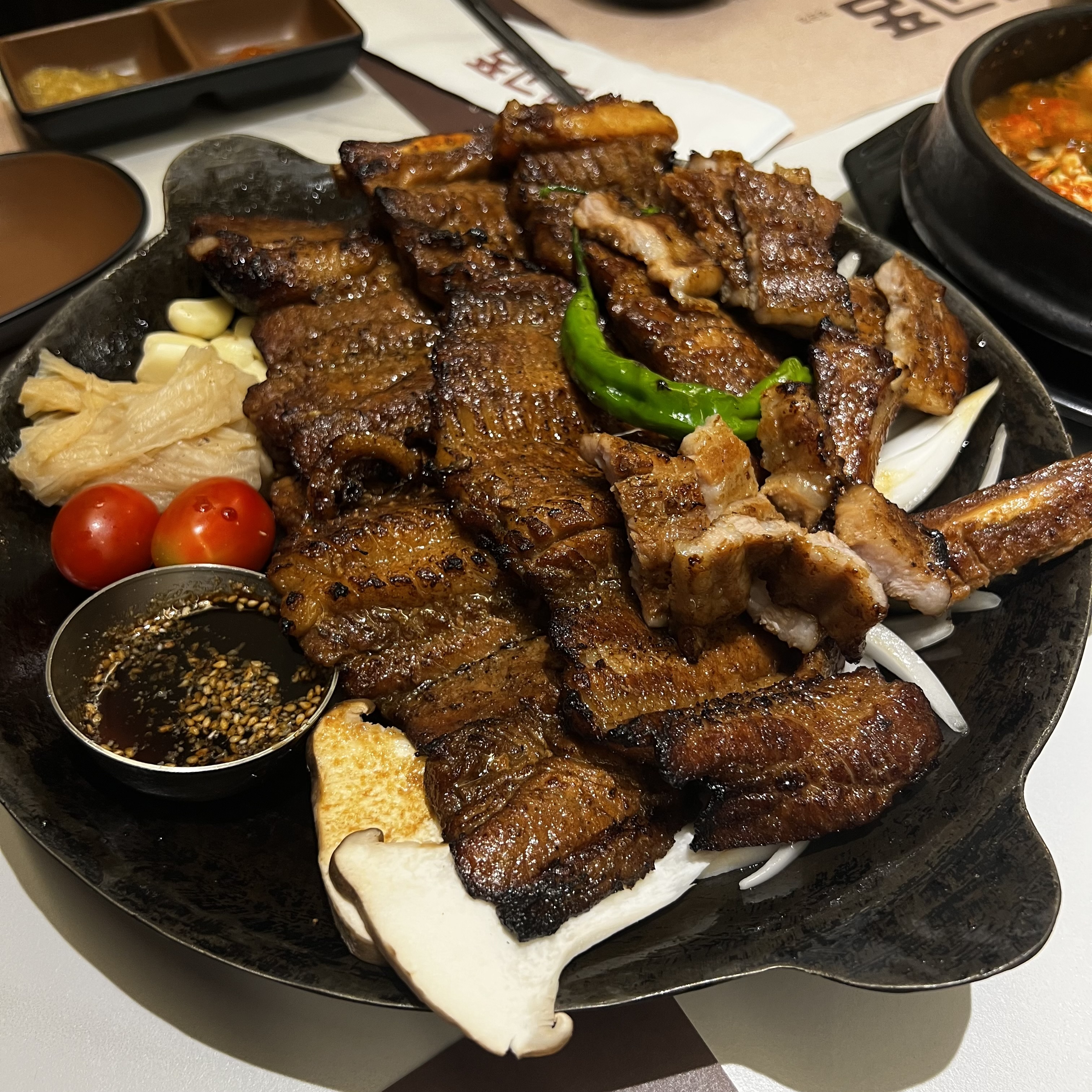 먼저 다 구워져서 나와서 먹기 너무 편했고, 숯불향이라 양념갈비 간이랑 다 좋았습니다. 그