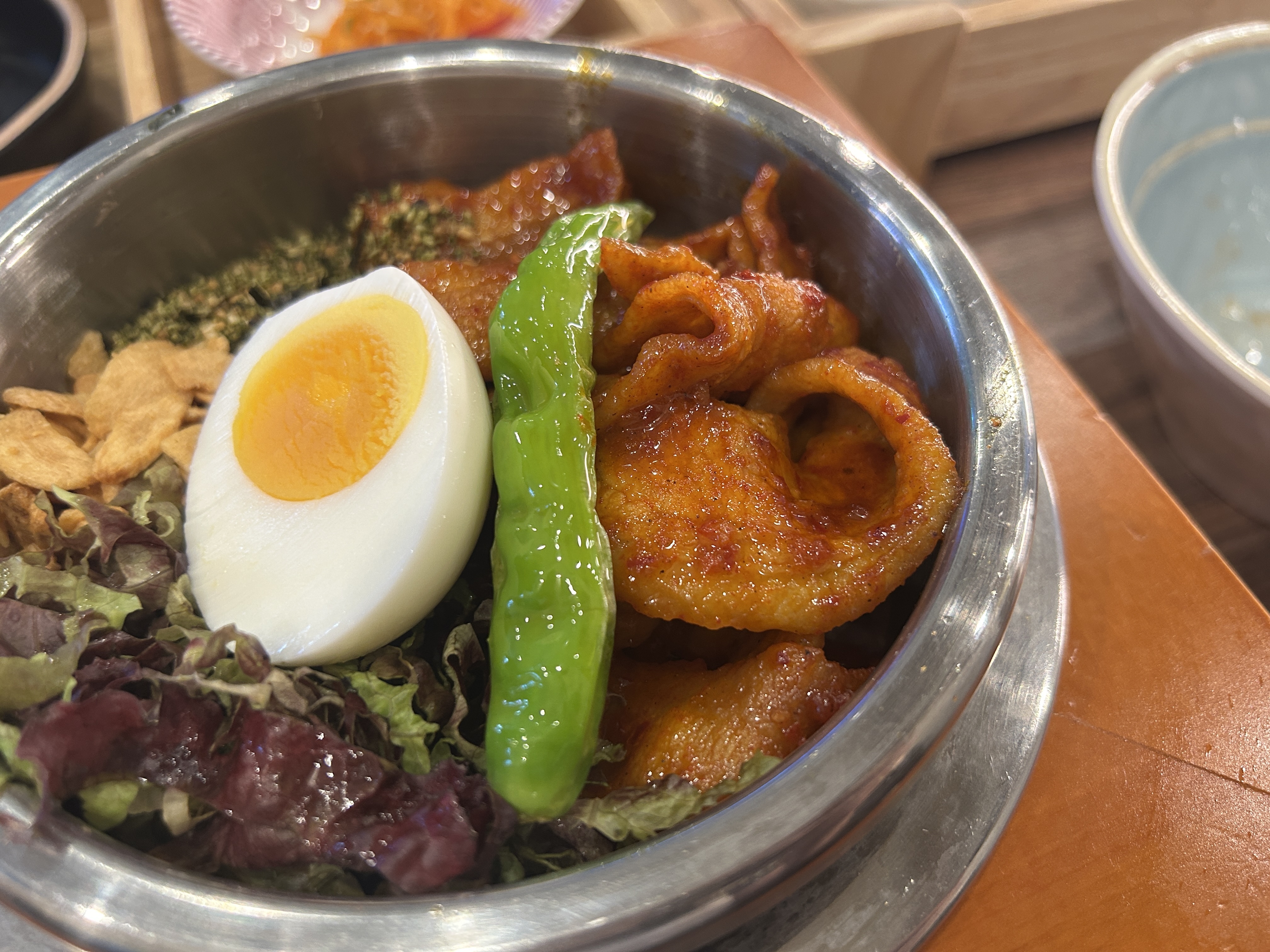 늘 눈여겨 봤던 솥밥 맛집인데 정관에 착륙해서 너무 좋아요!! 고기가 듬뿍 들어 솥밥 자체