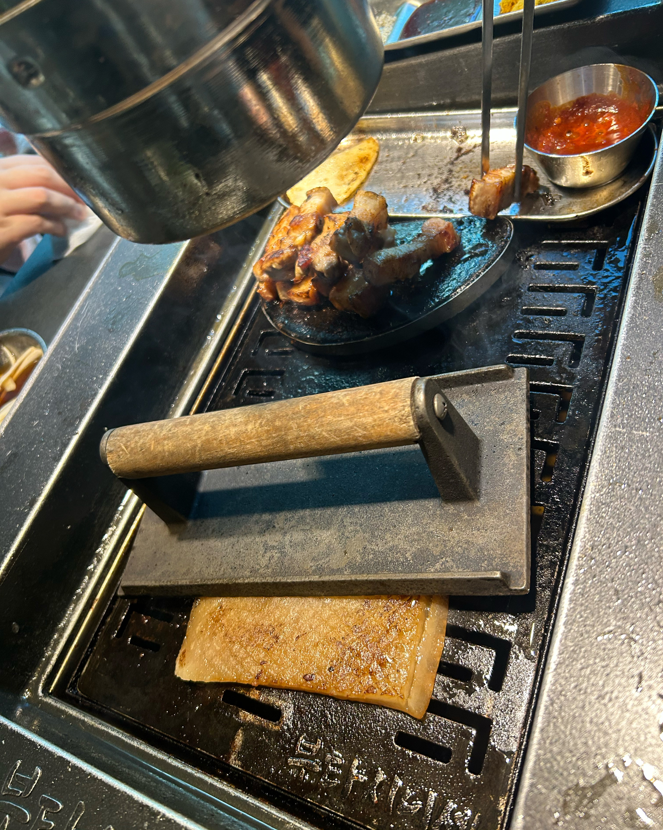 너무 맛있게 먹고 또 왔어요,,, 가격과 환경 고기 구워주시는 분들이 모든게 완벽해서 맛있