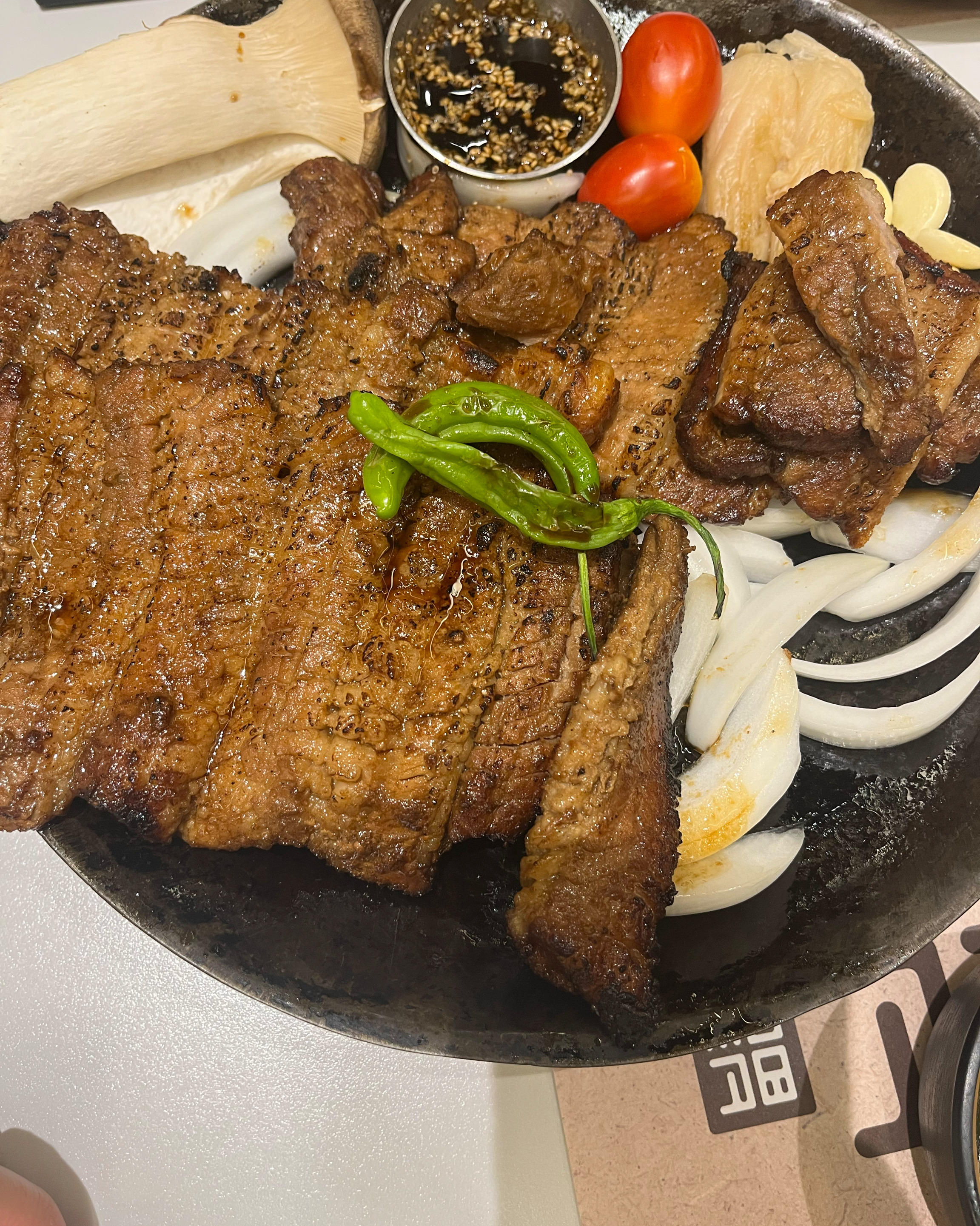 이 더운 여름날 돼지갈비 먹고 싶은데 구워져 나오니 시원한 에어컨 바람에 맛있게 아이와 먹