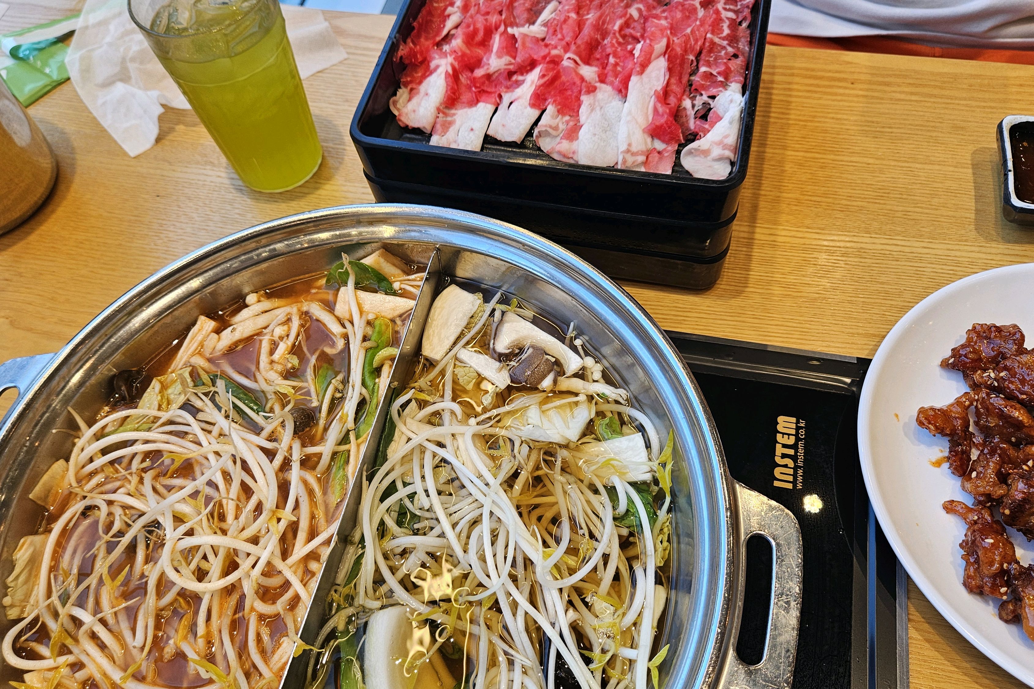 야채를 눈치없이 마음껏 먹을수있다?!ㅋㅋㅋㅋ 사실 고기도 고기지만 야채 많이 먹으러와요ㅠㅠ