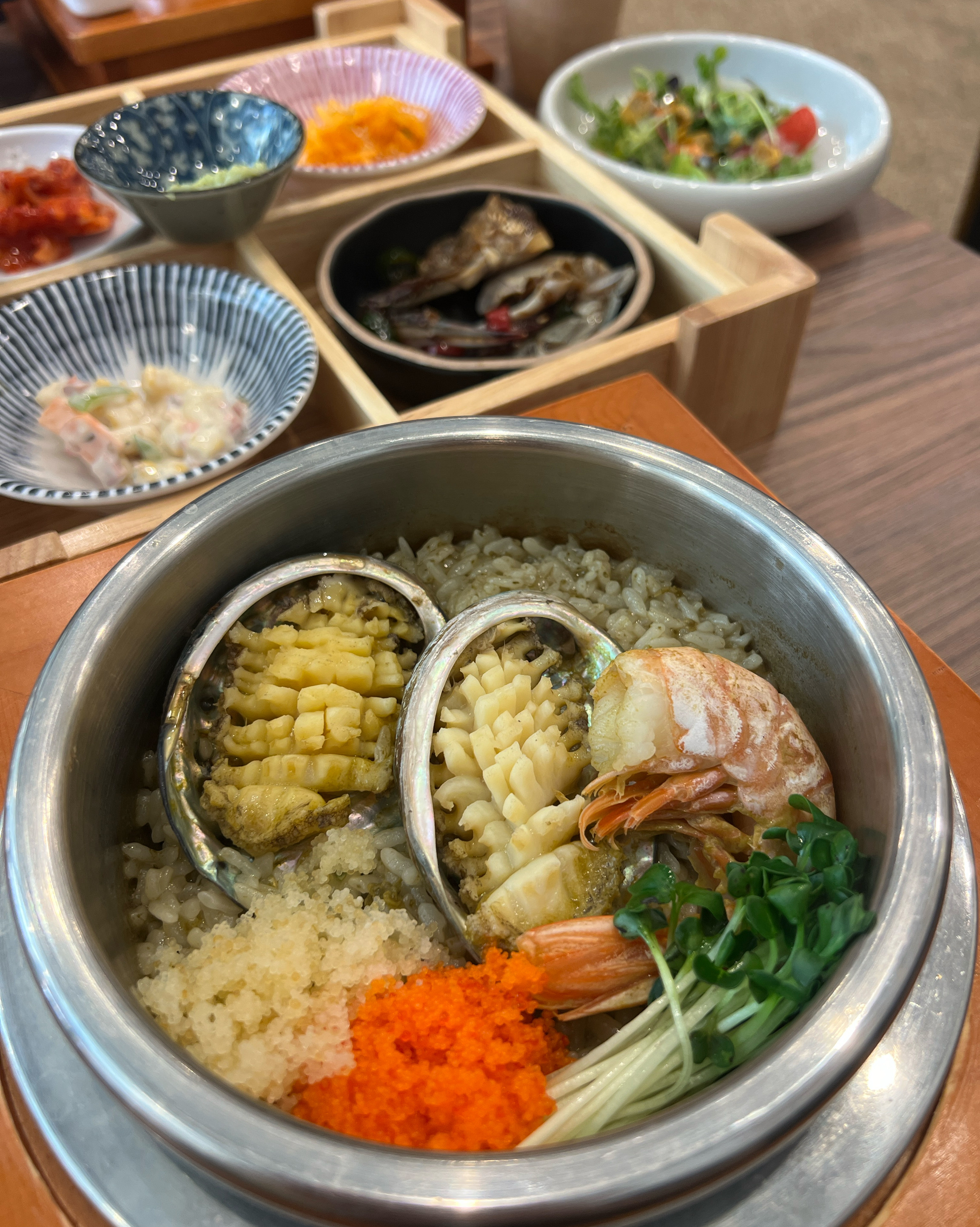 정관에 솥밥 맛집이예요 전복솥밥이 너무 먹고싶어서 방문👍비주얼도 합격 맛도 합격 샐러드바도