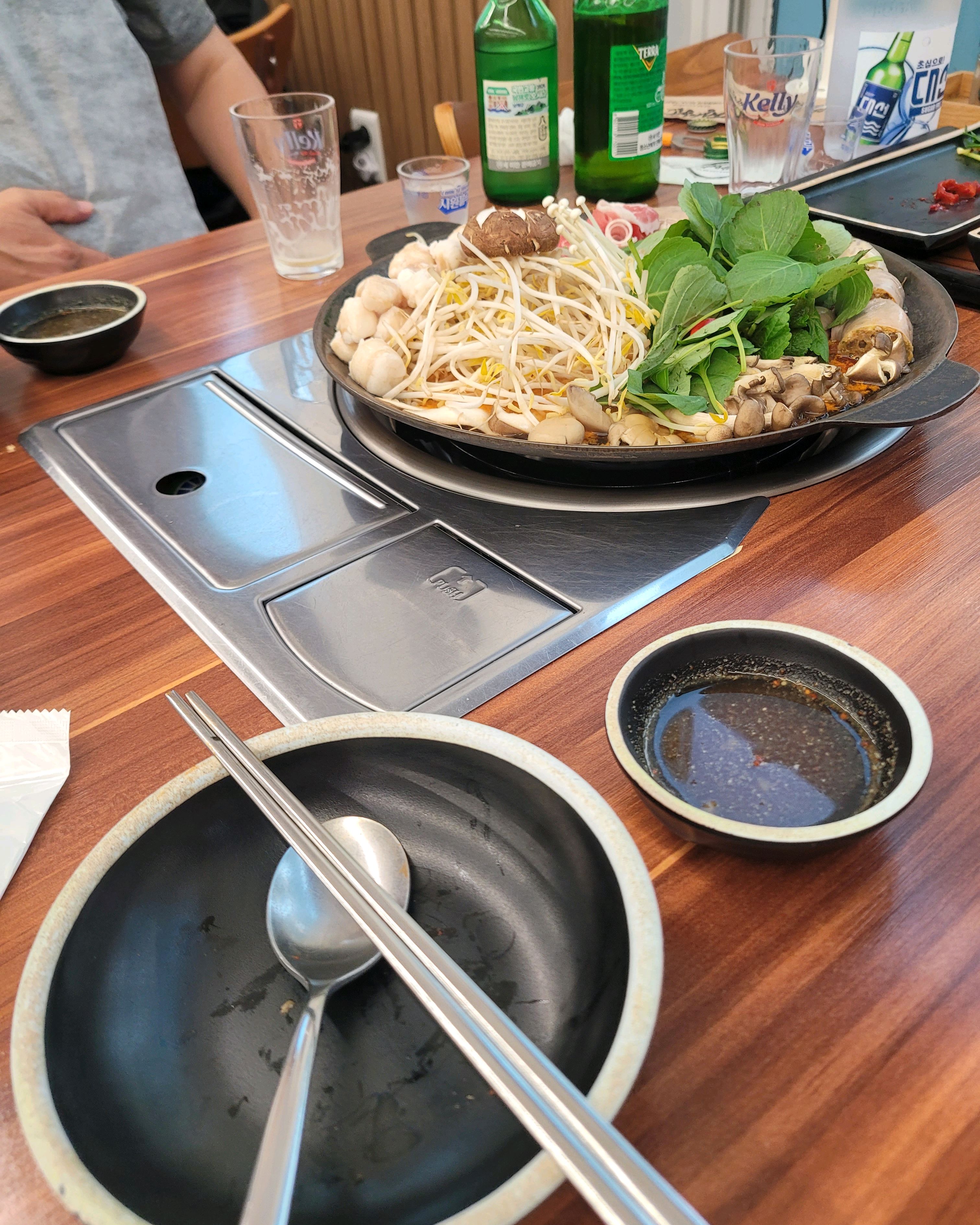 맛집이라해서 남편이랑 저녁. 먹으러 왔어요! 한우곱창우육순대전골 먹었는데 푸짐하고 재료도