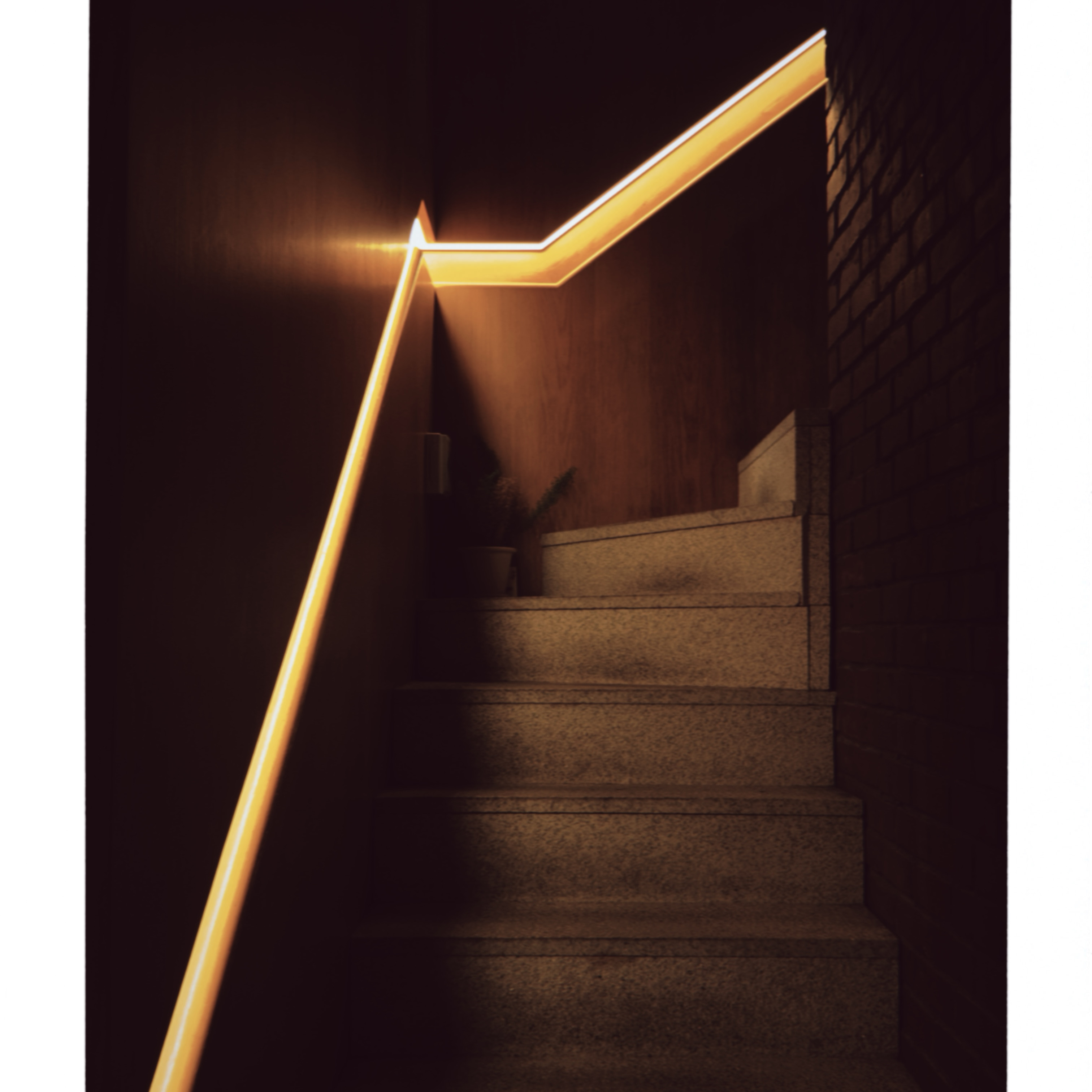 계단을 비추는 조명