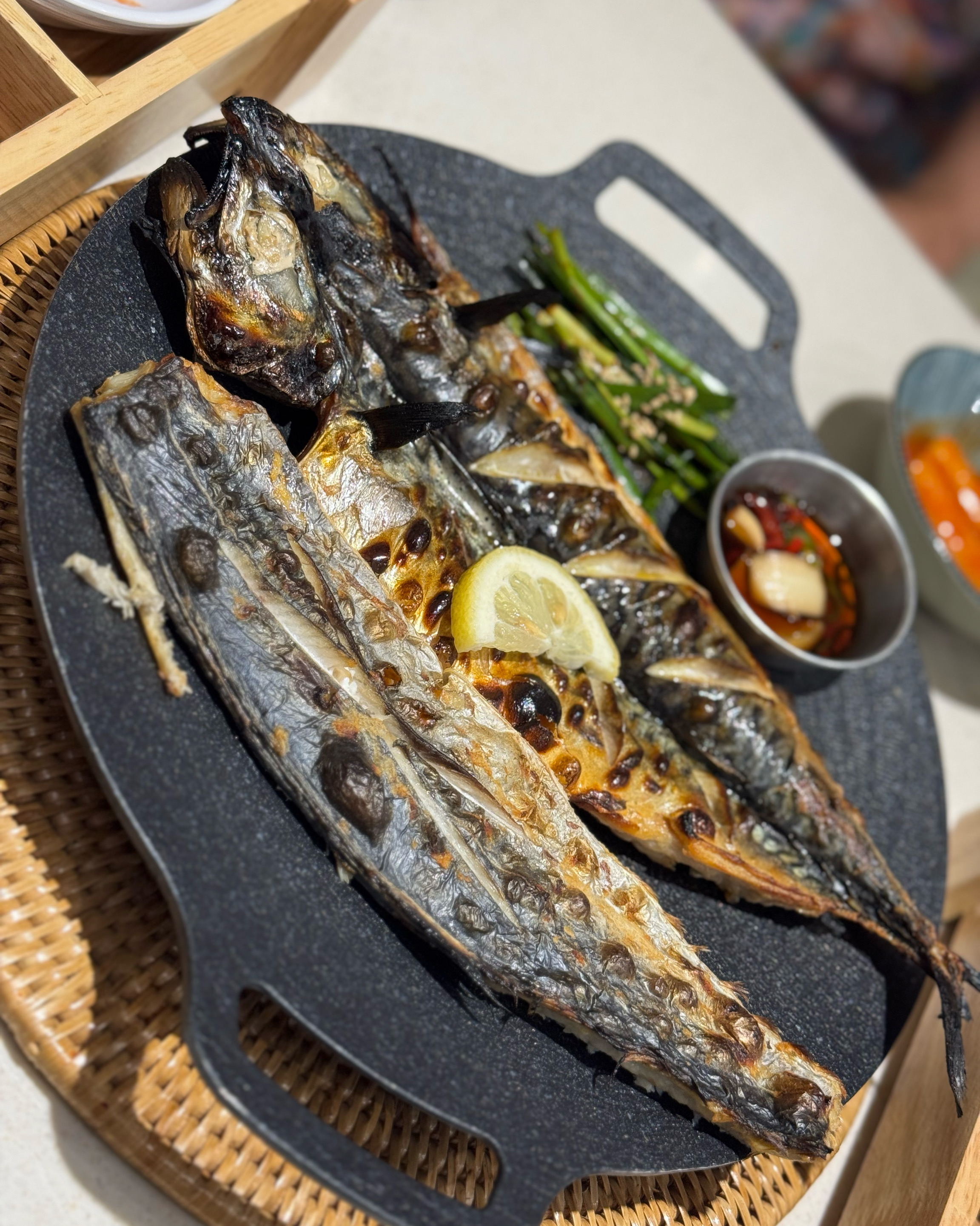 처음 와봤는데, 반찬 종류 풍성하고 깔끔해요 - 부산정관 한다솥 정관점