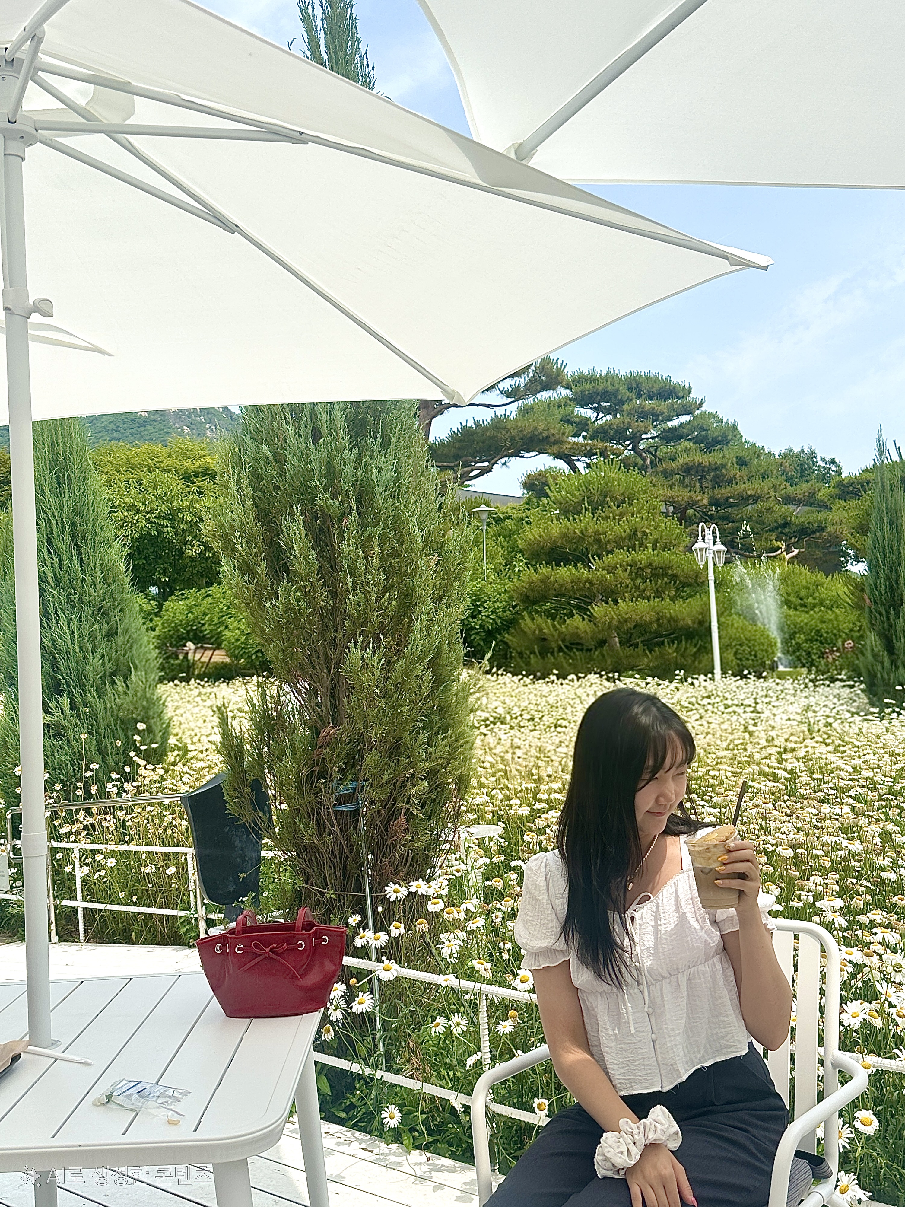 돌솥밥과 밑반찬이 함께 나온 식사 모습