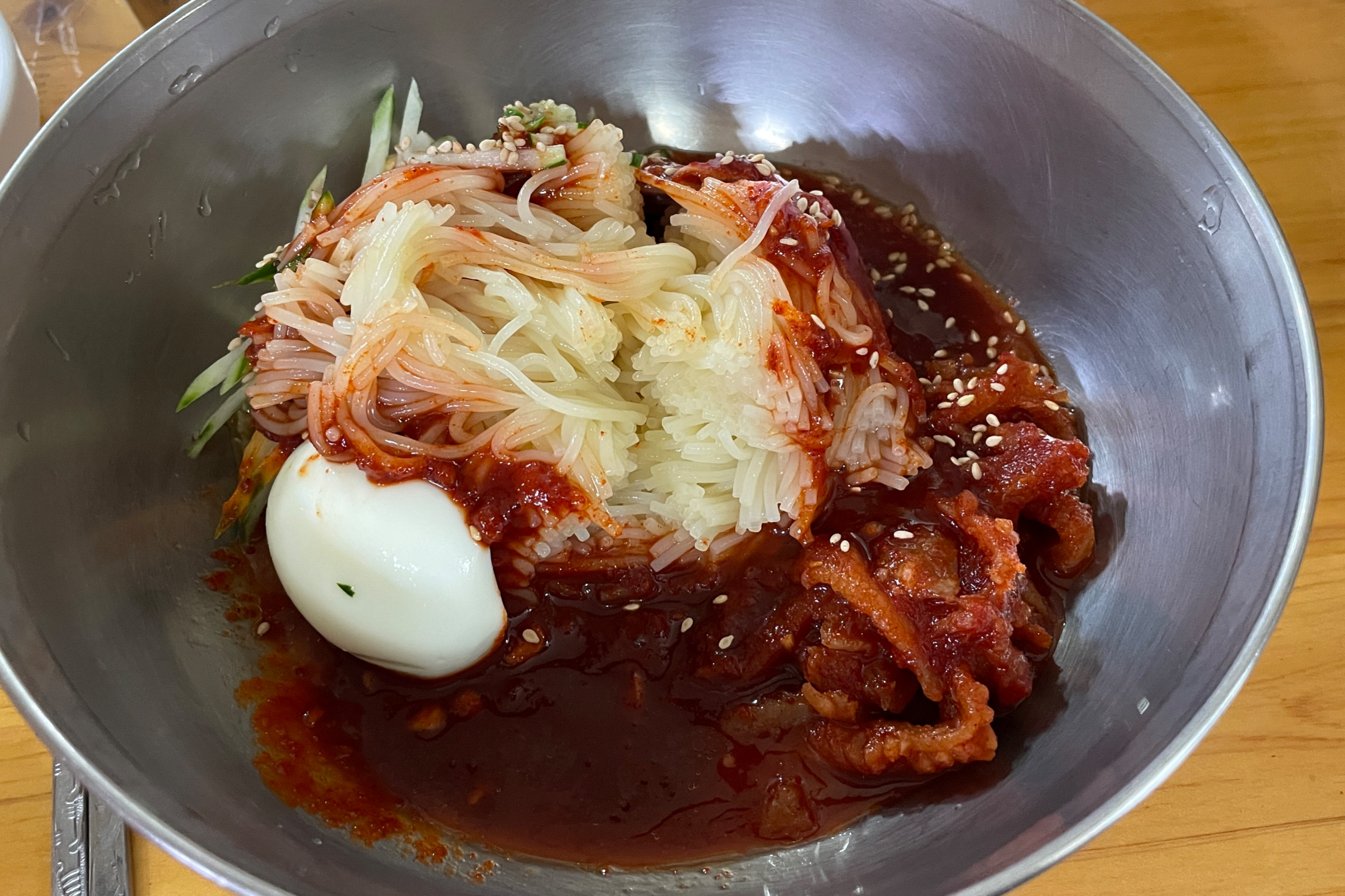 물밀면과 비빔밀면, 그리고 가위와 집게가 놓인 테이블. 푸짐한 식사 준비가 완료되었습니다.