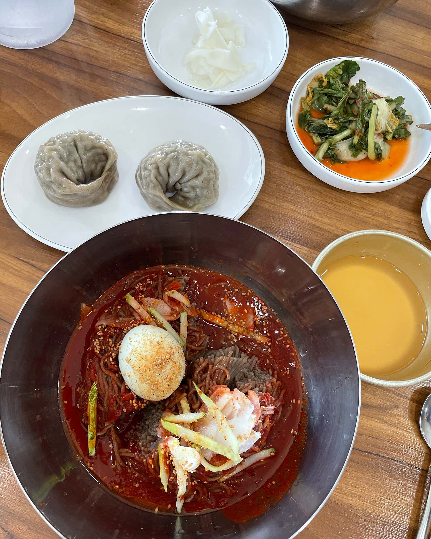 과일과 아이스크림이 올라간 와플 또는 크로플 디저트