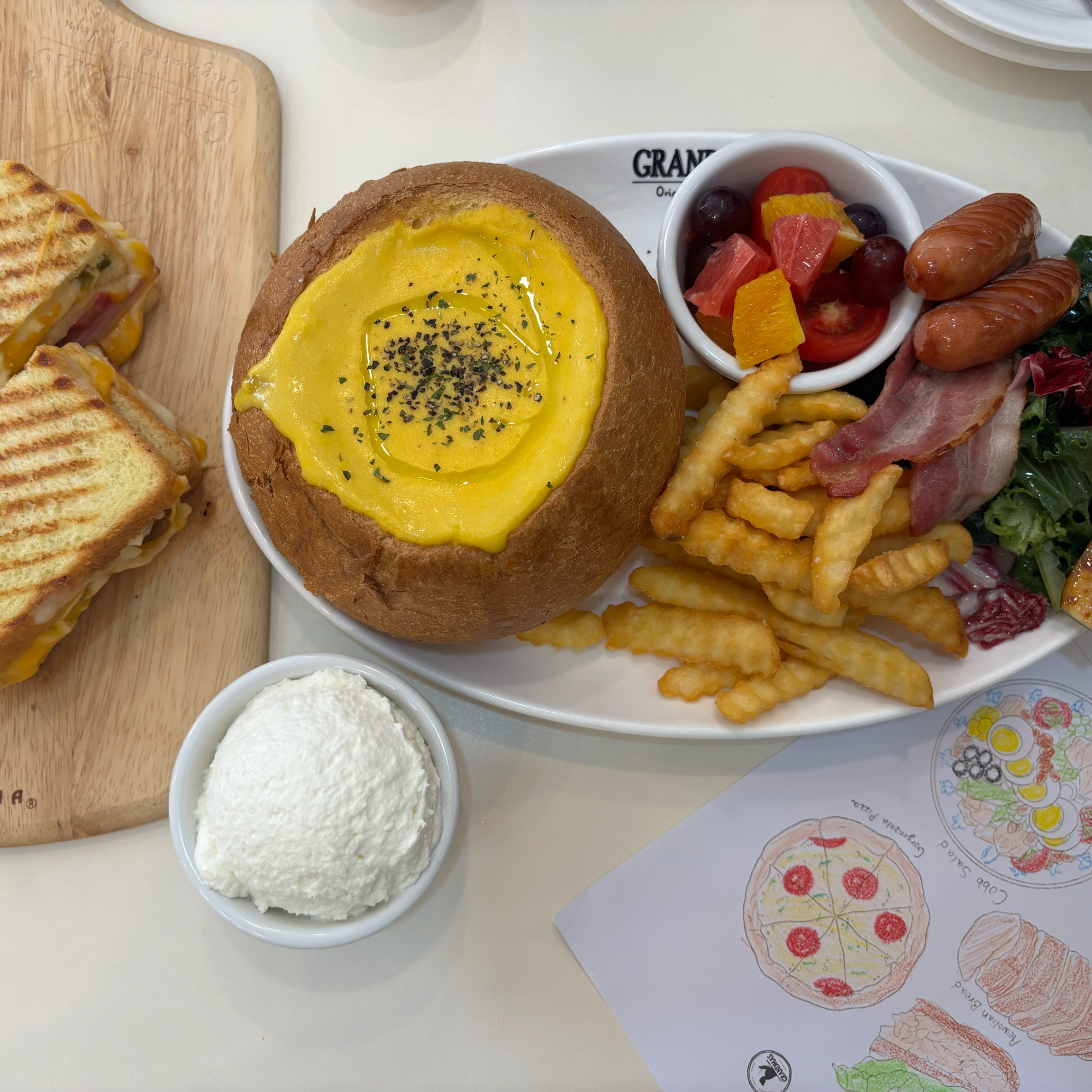 정말 맛있어요!! 분위기도 너무 좋고 밥먹는 내내 편안하게 먹었어요~~ 매콤한거 싫어하지