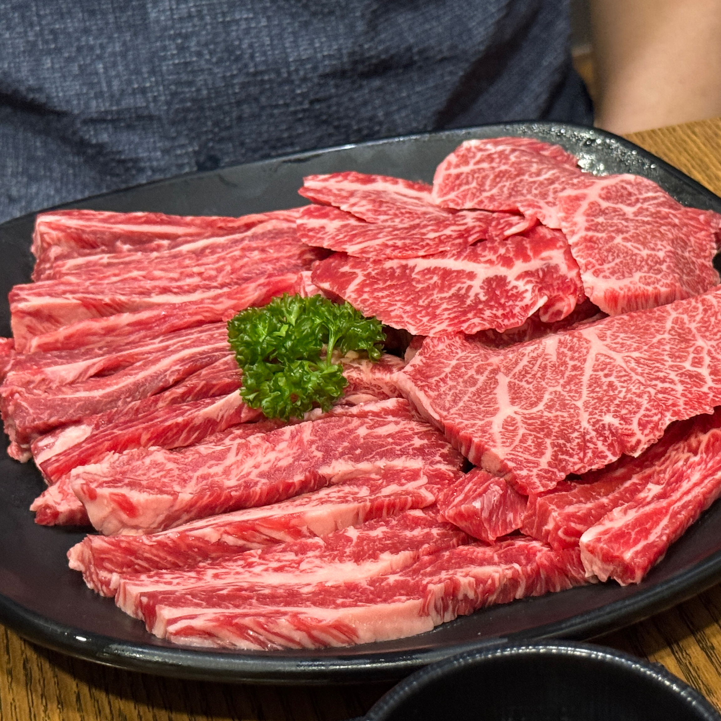 룸으로 되어 있어서 엄청 조용하고 고기 보고 선택해서 먹으면 돼서 좋아요:) 부모님이랑 왔