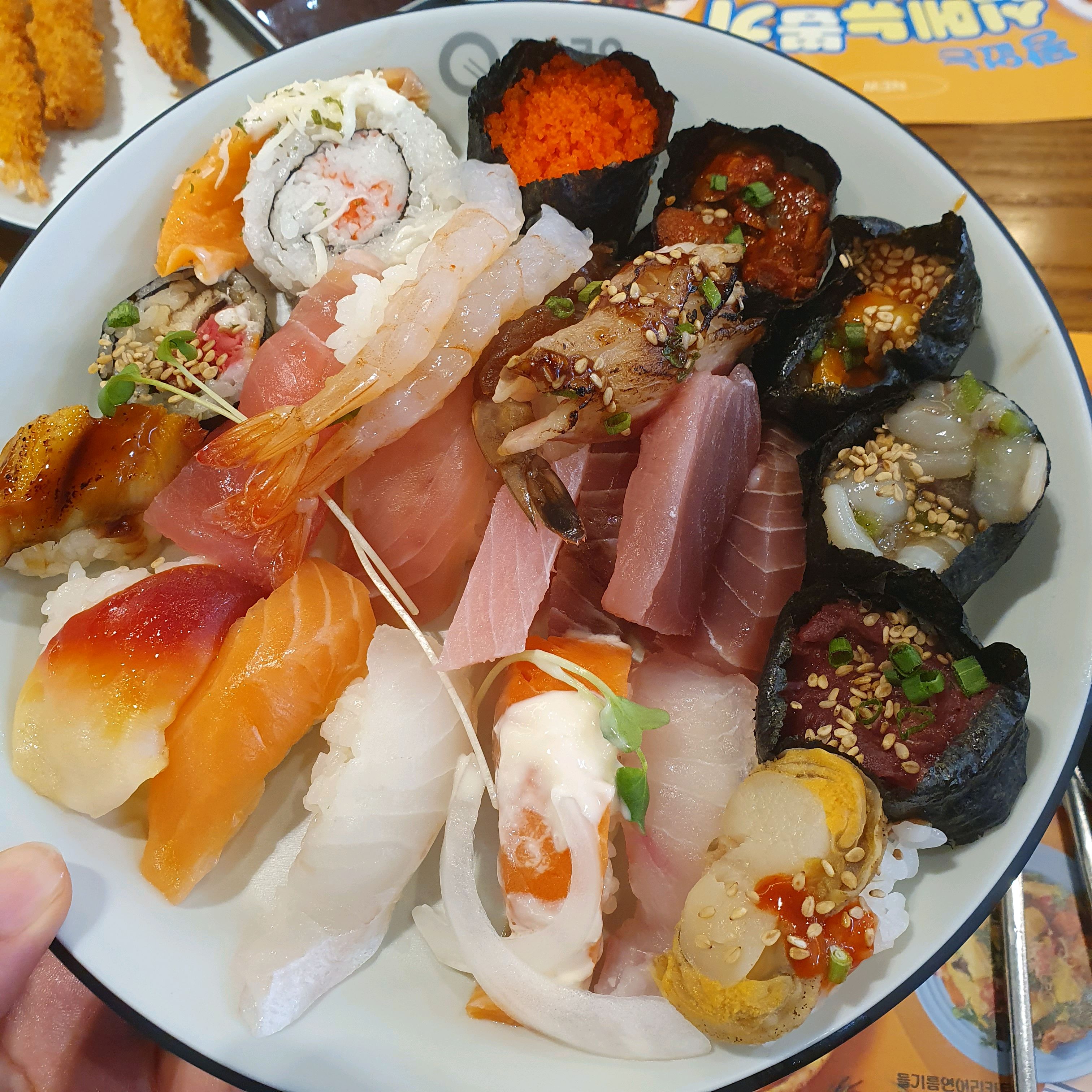 쿠우쿠우 수성못점 매장도 넓고 종류도 많고 - 대구 수성못 맛집 쿠우쿠우 수성못점