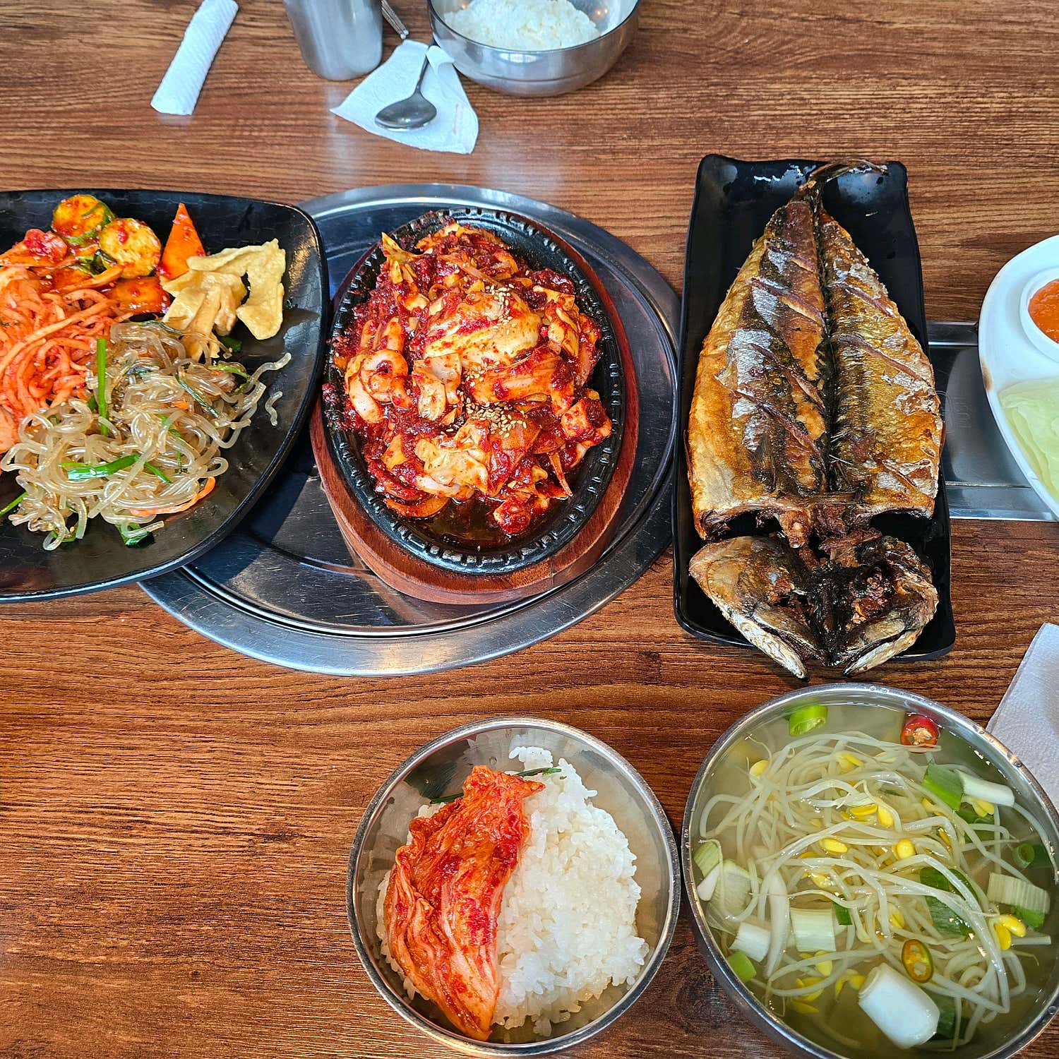 고등어구이와 오징어볶음이 함께 차려진 푸짐한 한 상