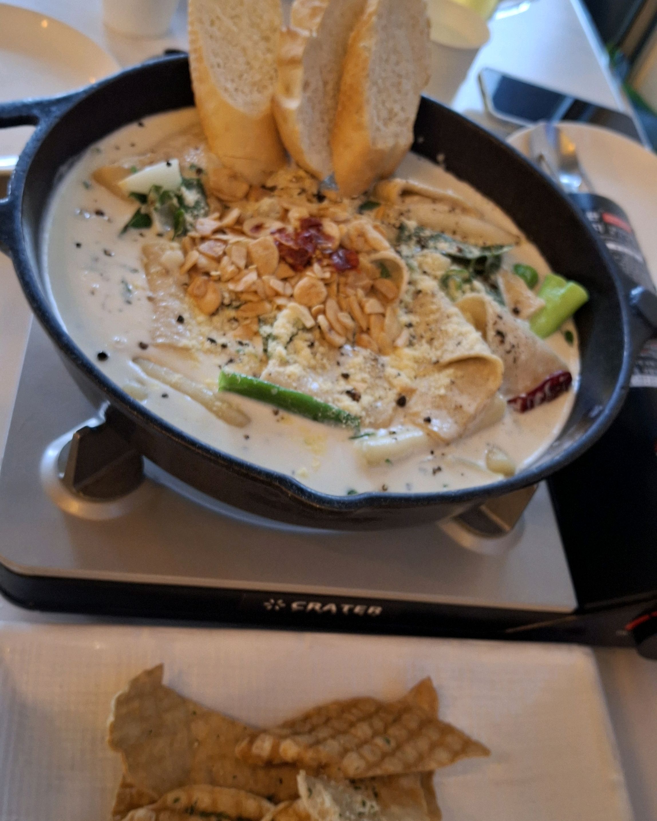 몰틀리 까르보나라 떡볶이를 좋아해서 지인과 찾았네요~ 쥐포도 도톰빠삭하니 맛있어요~~ 마침