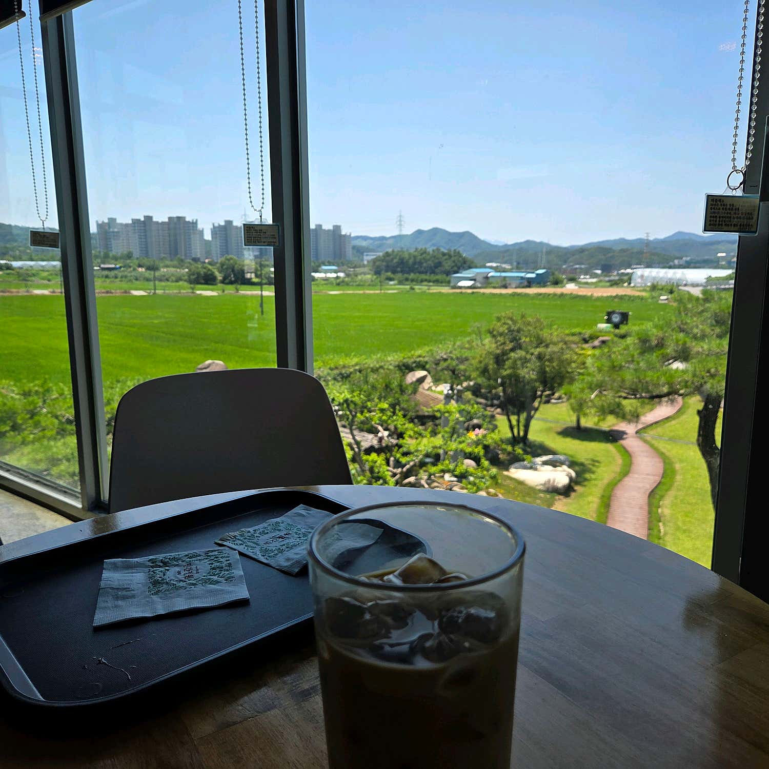 더블럭 야외 정원의 풍경