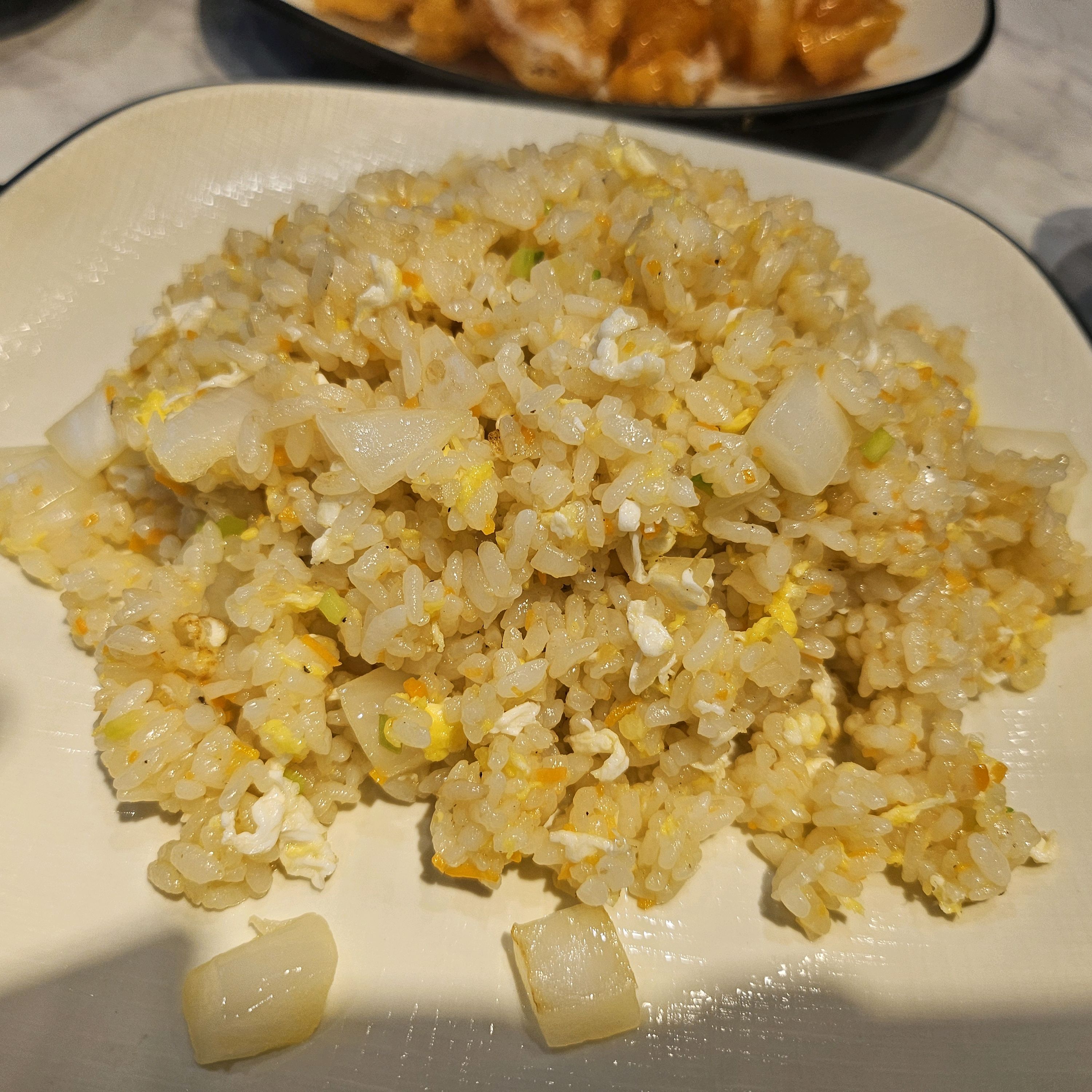 푸짐하게 담긴 볶음밥