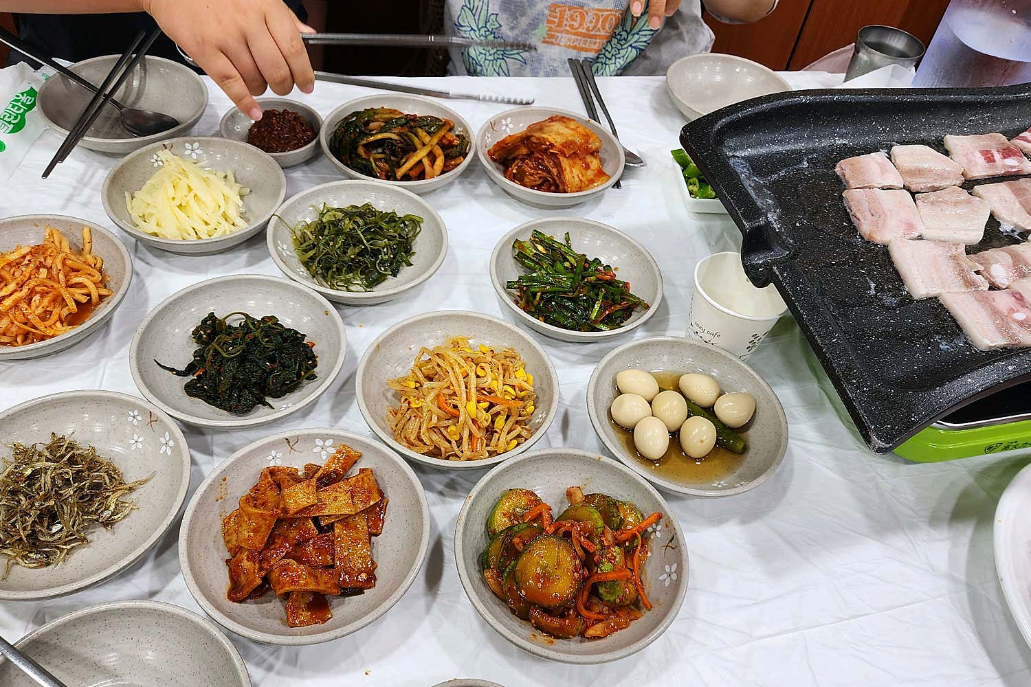 구수한 청국장과 얼큰한 순두부찌개, 그리고 정갈한 밑반찬
