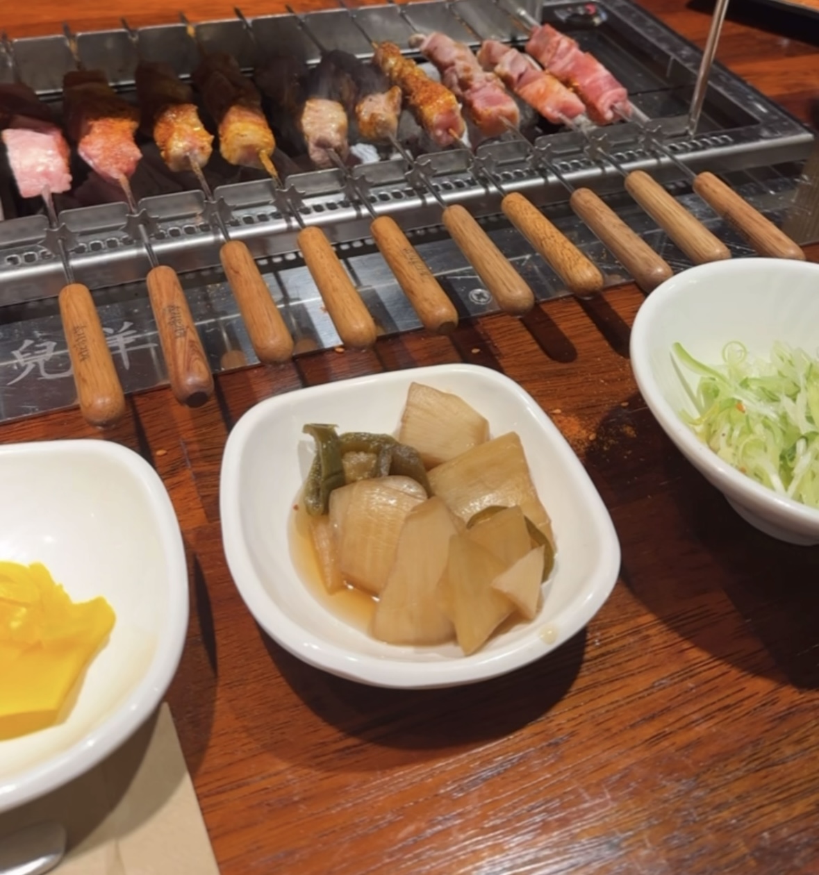 다양한 꼬치가 구워지고 있는 모습