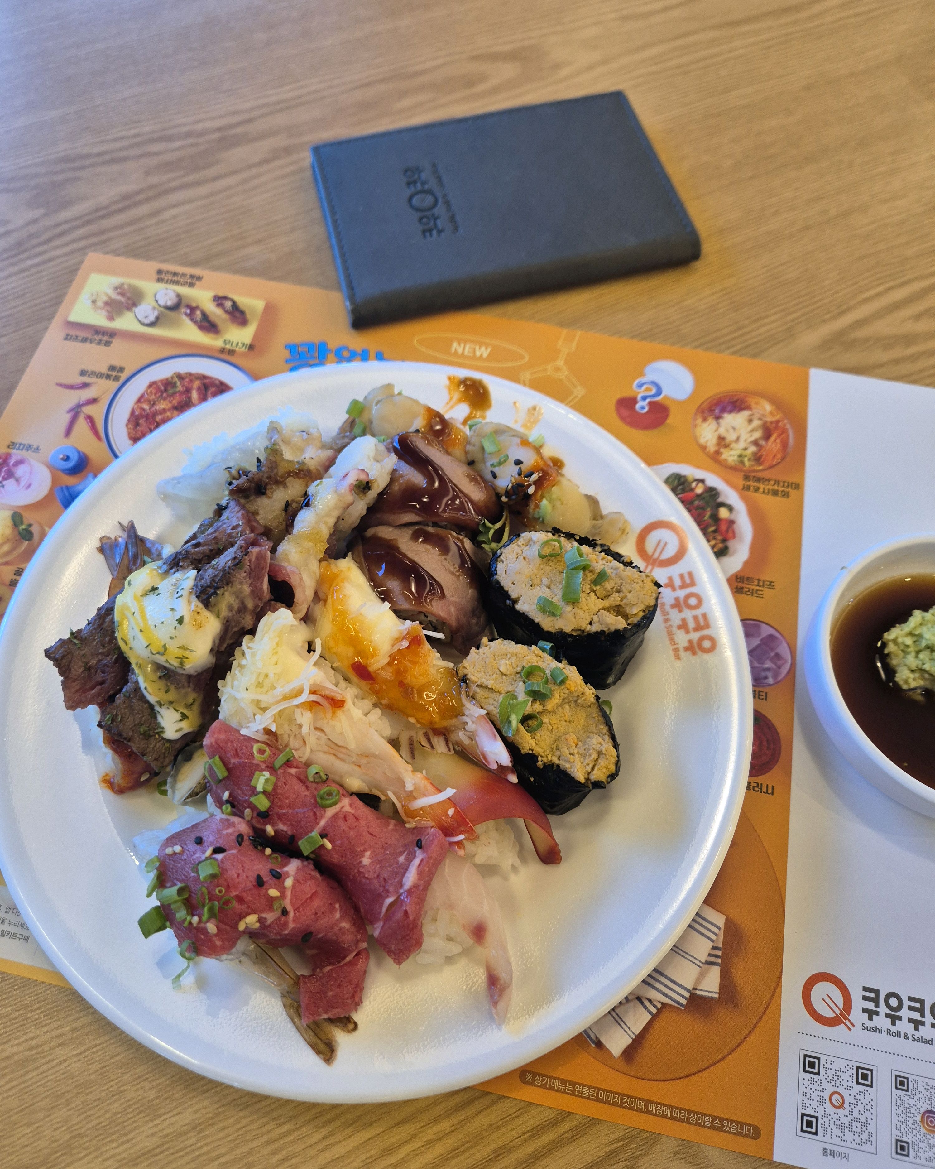 초밥 진짜 좋아하는데 맛있는 초밥둘이 많아서 너무 배부르게 먹었어요!! 그리고 어묵이랑 아