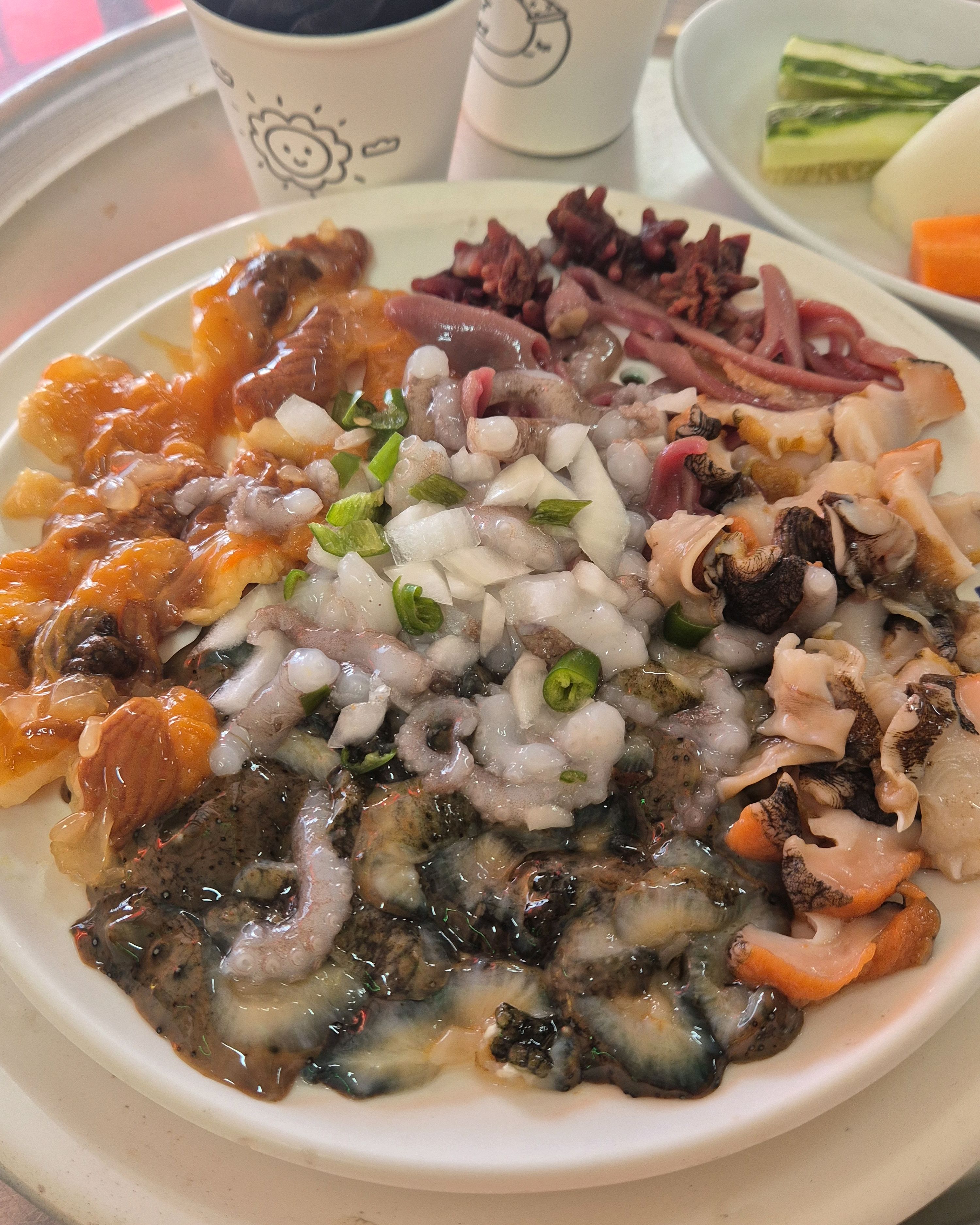 해산물이 진짜.. 싱싱해요♥ 특히 개불과 참소라가 단맛이 나면서 꼬들꼬들 씹혀서 너무 신기