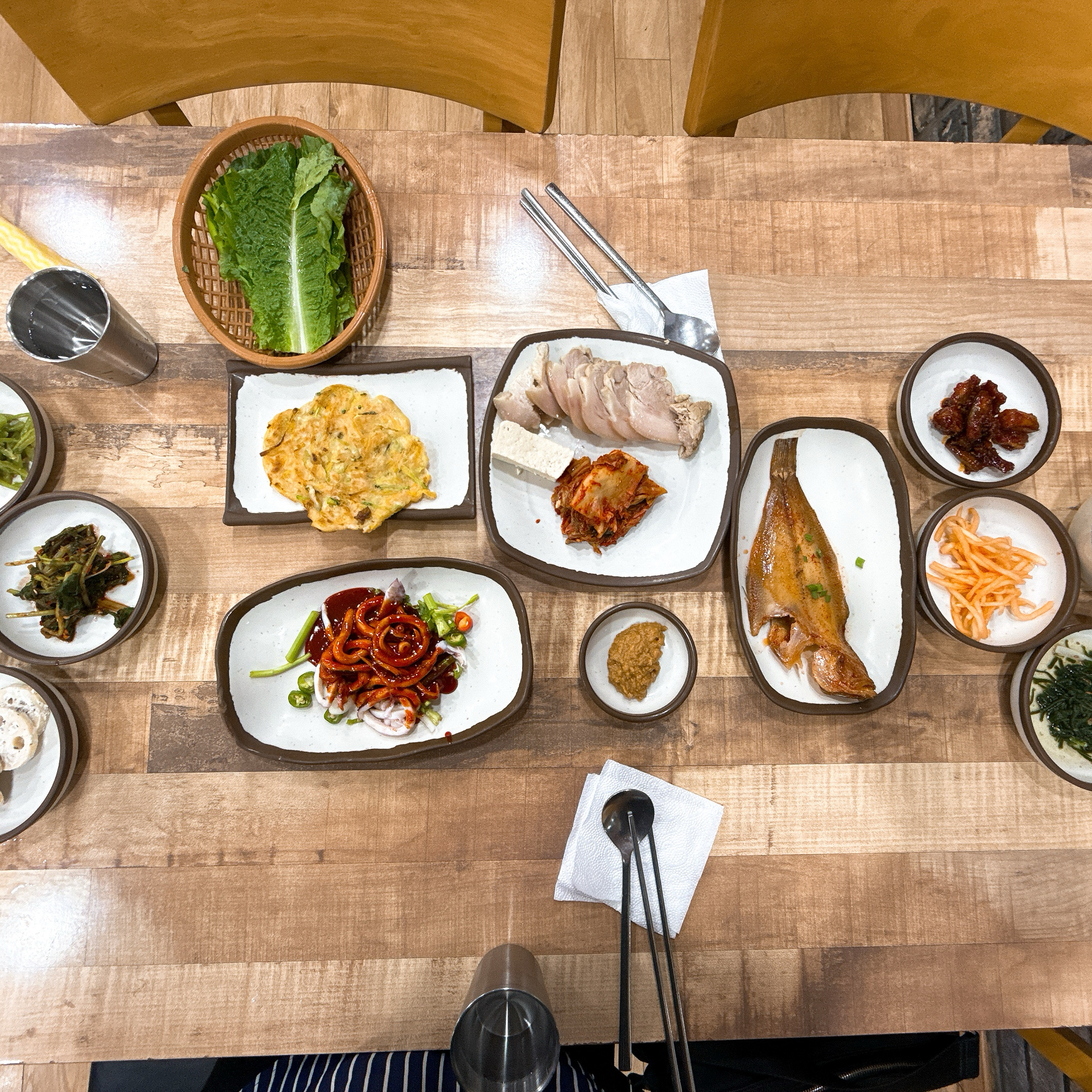 다양한 반찬과 메인 메뉴