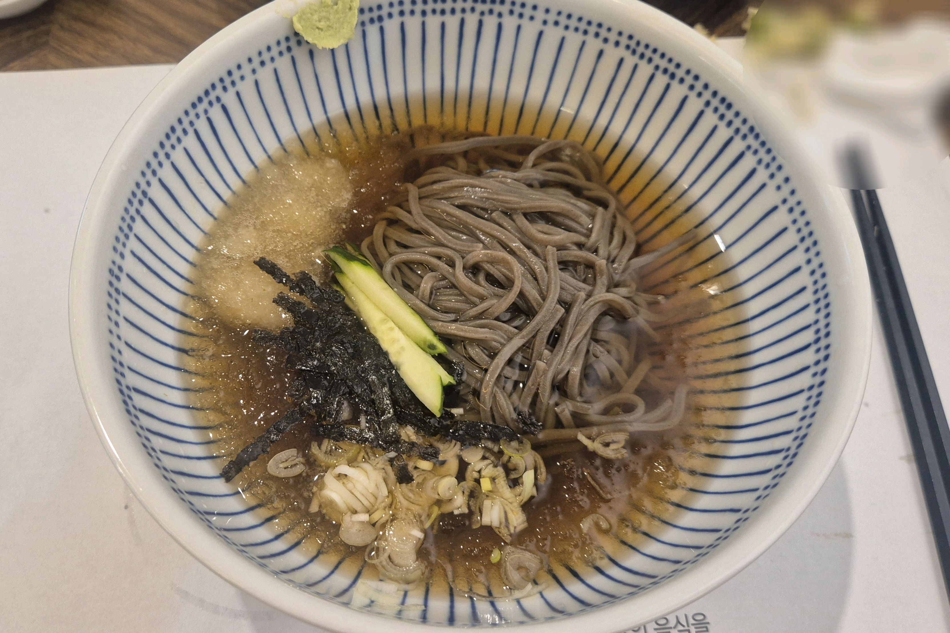 회를 곁들인 접시