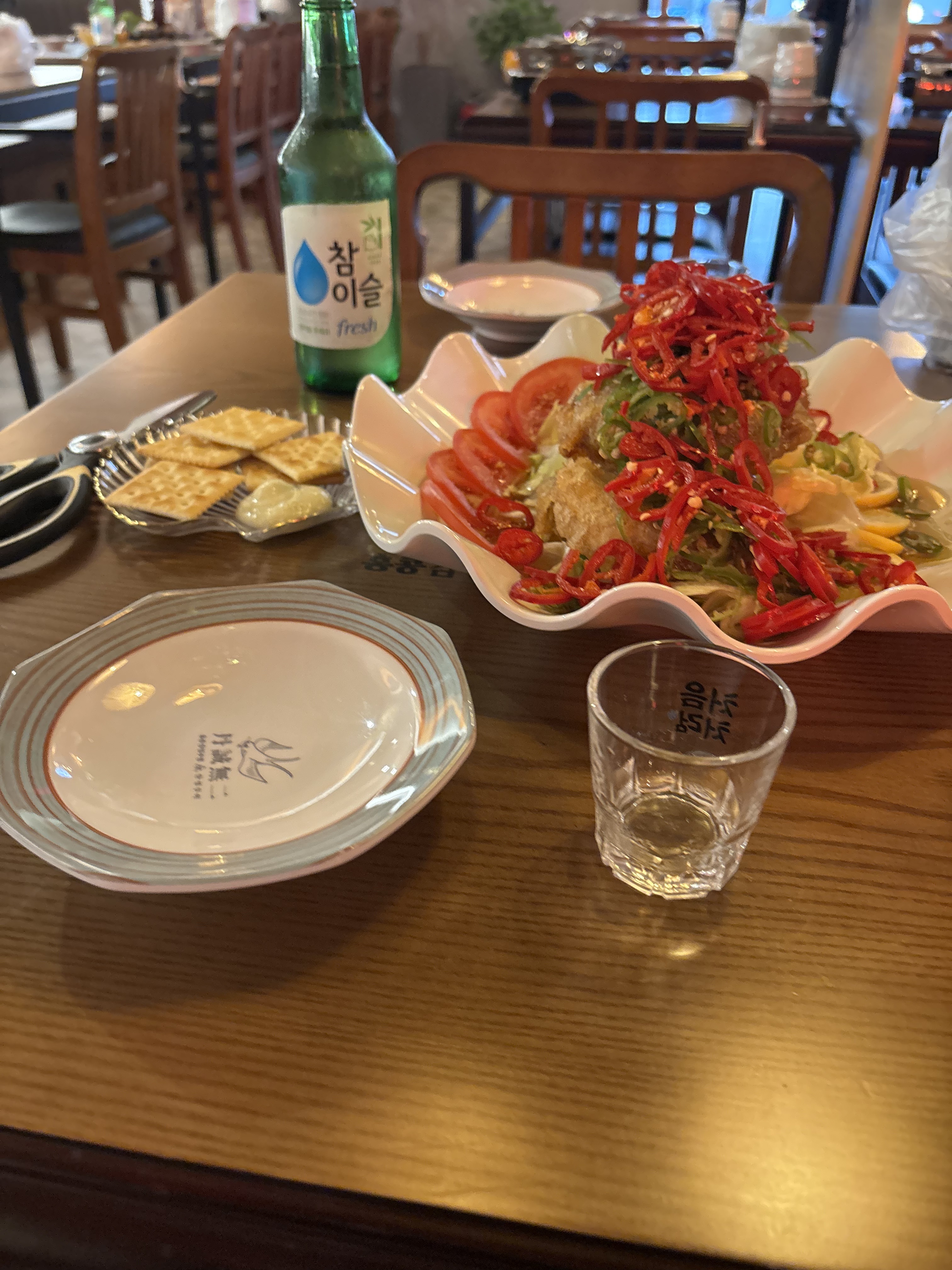 테이블 위에 여러 가지가 한 번에 세팅돼 있어서 시작부터 기대감이 컸어요. - 강남맛집 단성무이 강남점