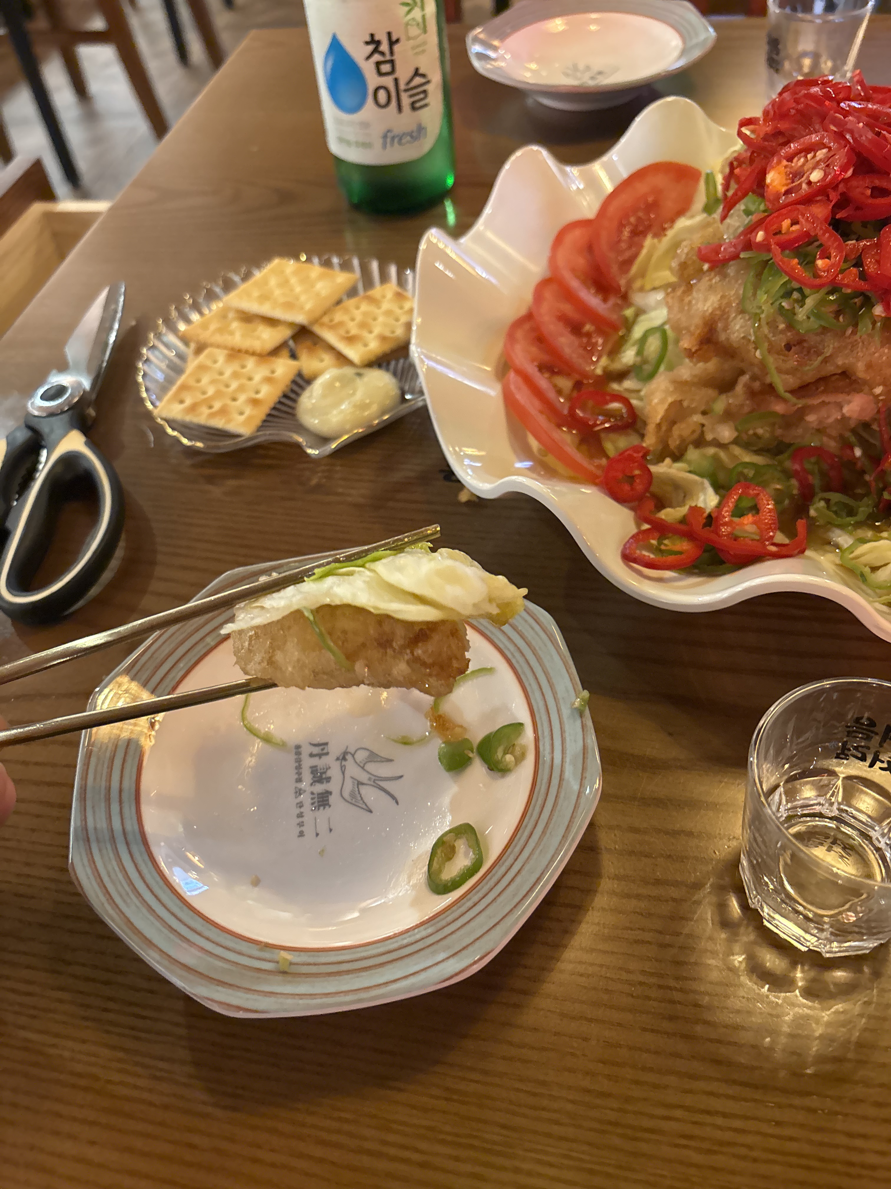 테이블 위가 전체적으로 잘 정돈되어 시작부터 인상적이었어요. 유린기가 채소와 함께 플레이팅