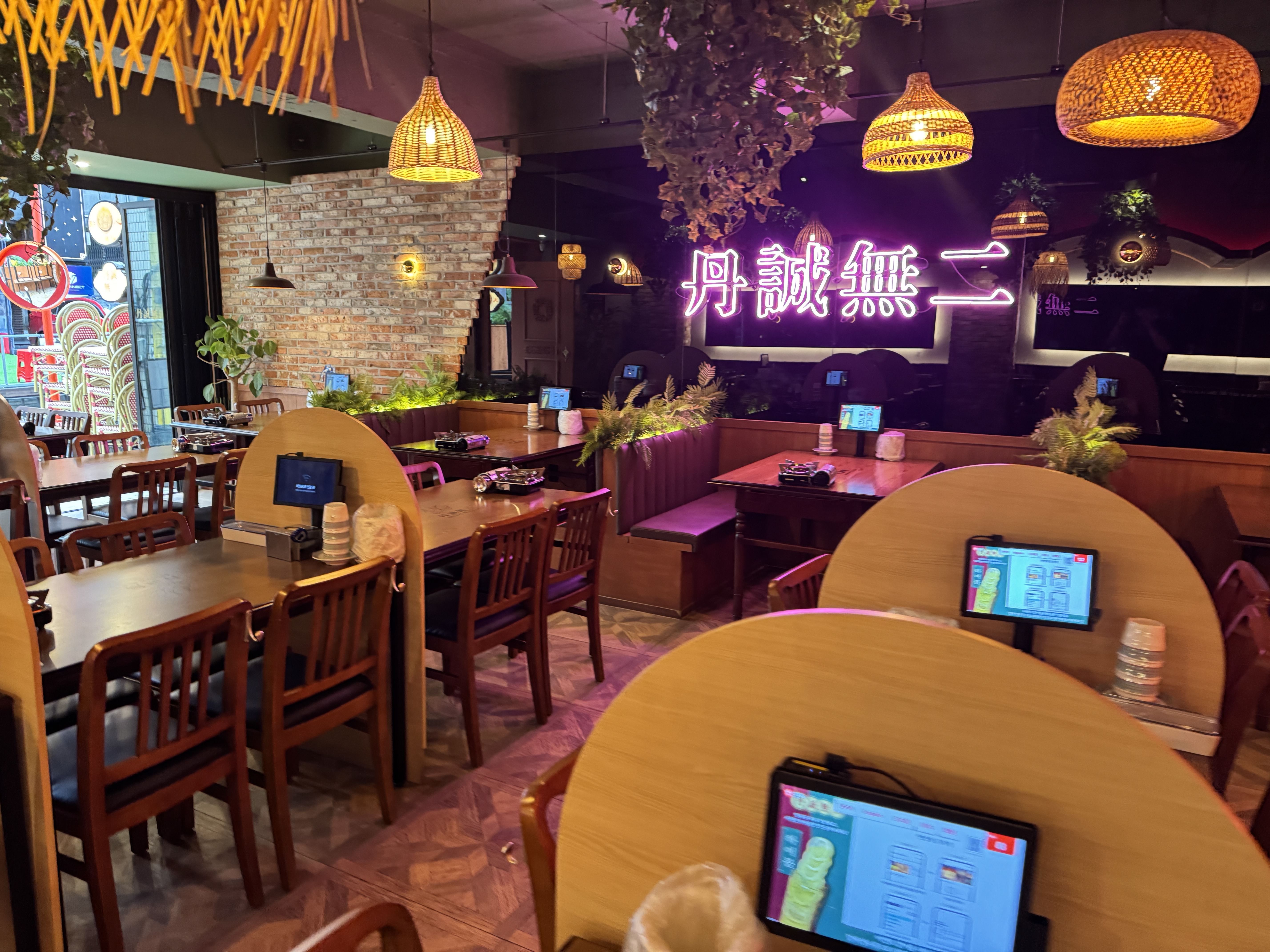 홍콩 느낌 나는 네온 조명 덕분에 공간이 한층 더 특별하게 느껴졌어요. - 강남맛집 단성무이 강남점