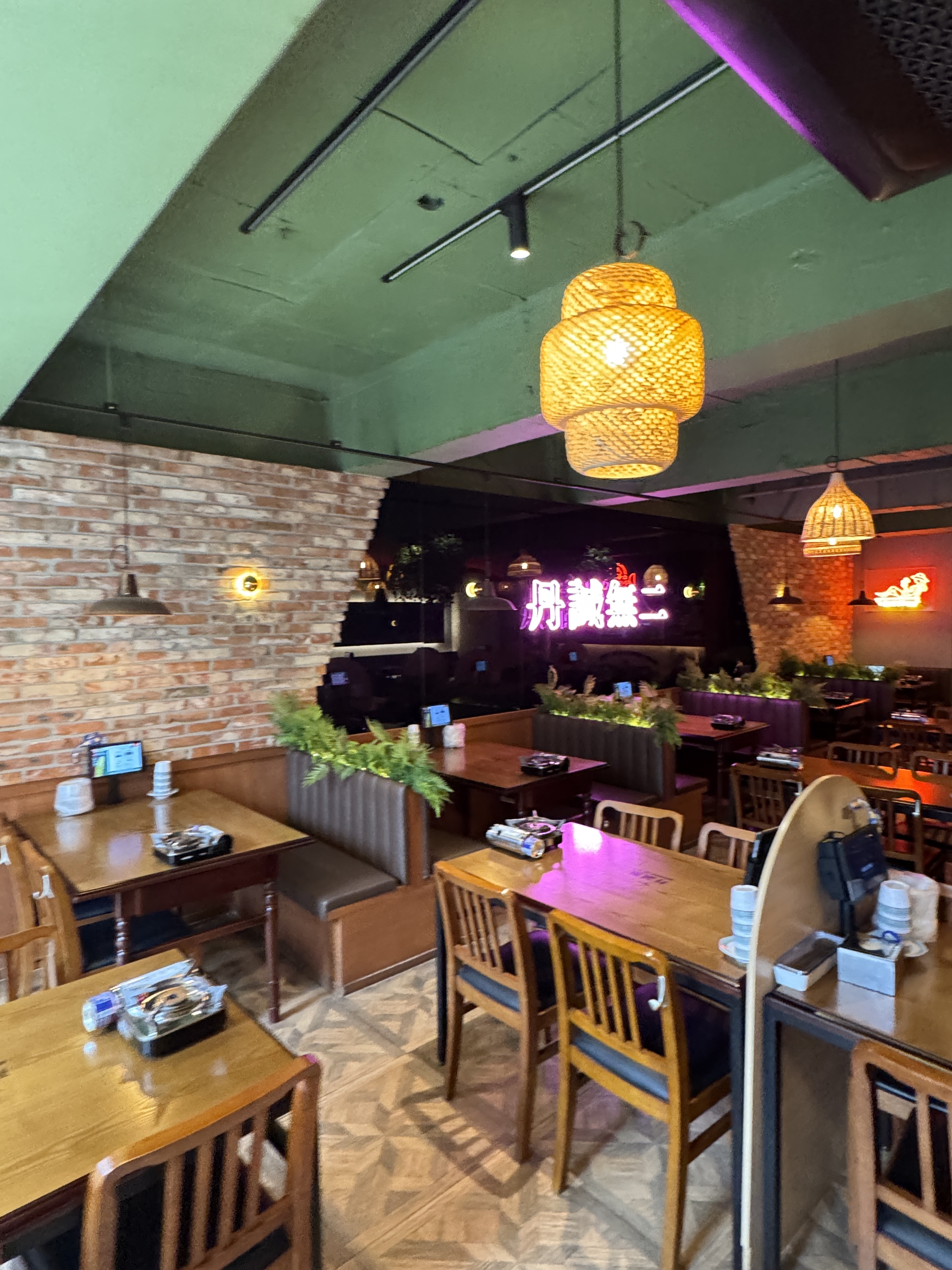 입구 쪽 네온사인이 한눈에 들어와서 분위기가 독특하게 느껴졌어요. - 강남맛집 단성무이 강남점