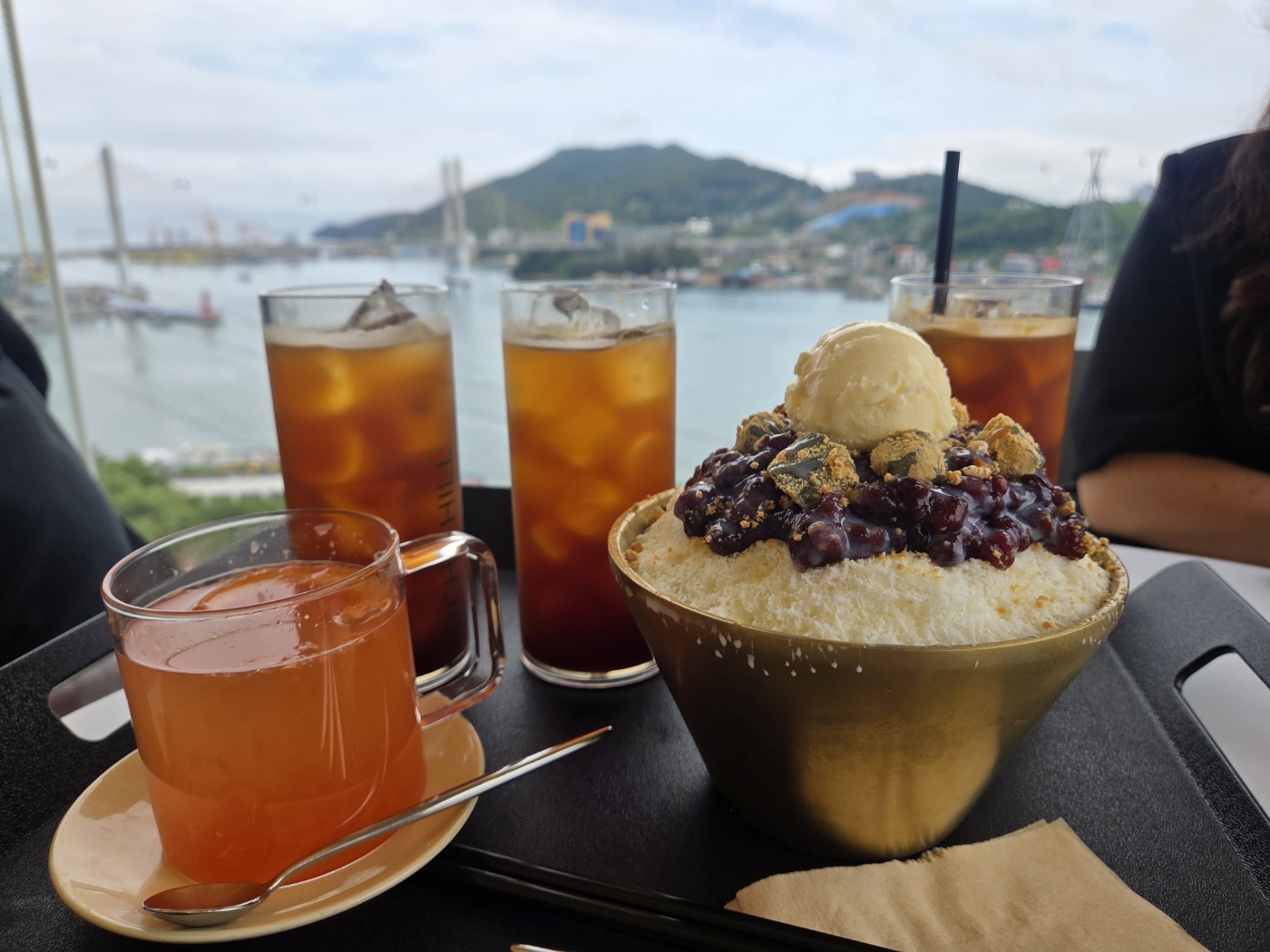 시원한 음료와 함께 놓여있는 팥빙수