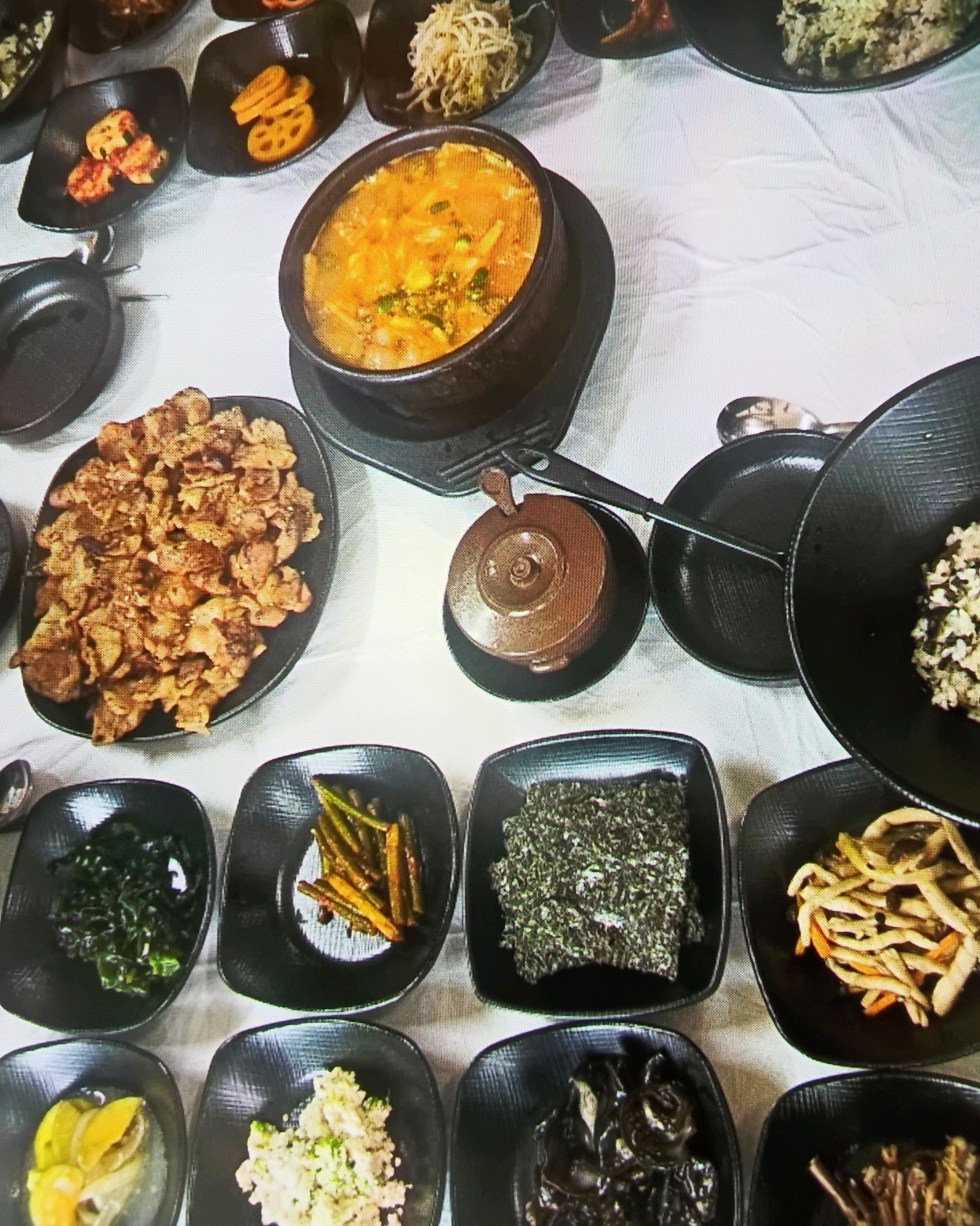 식탁 위 풍성한 반찬들