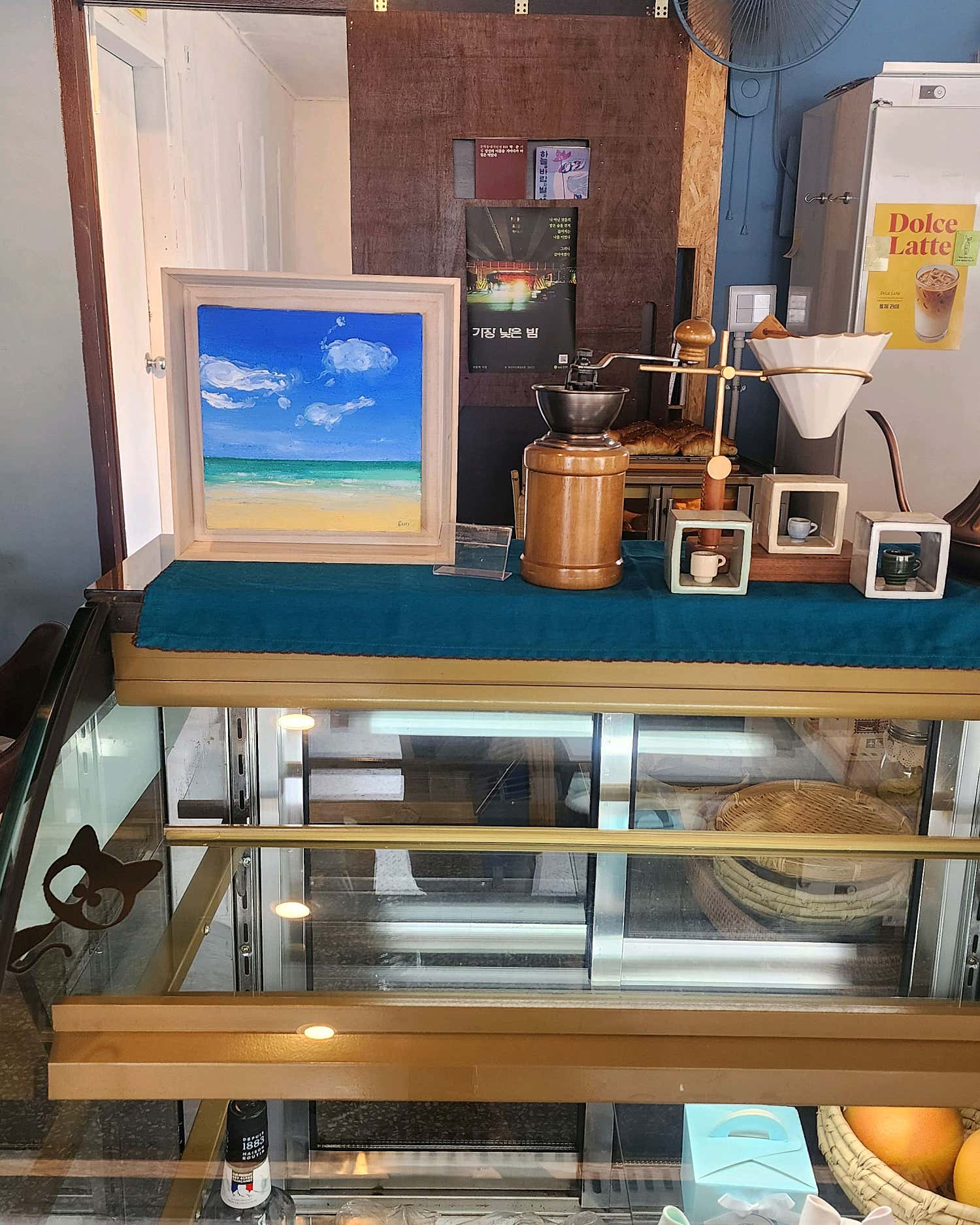 창밖 풍경이 보이는 카페마커모얘 실내