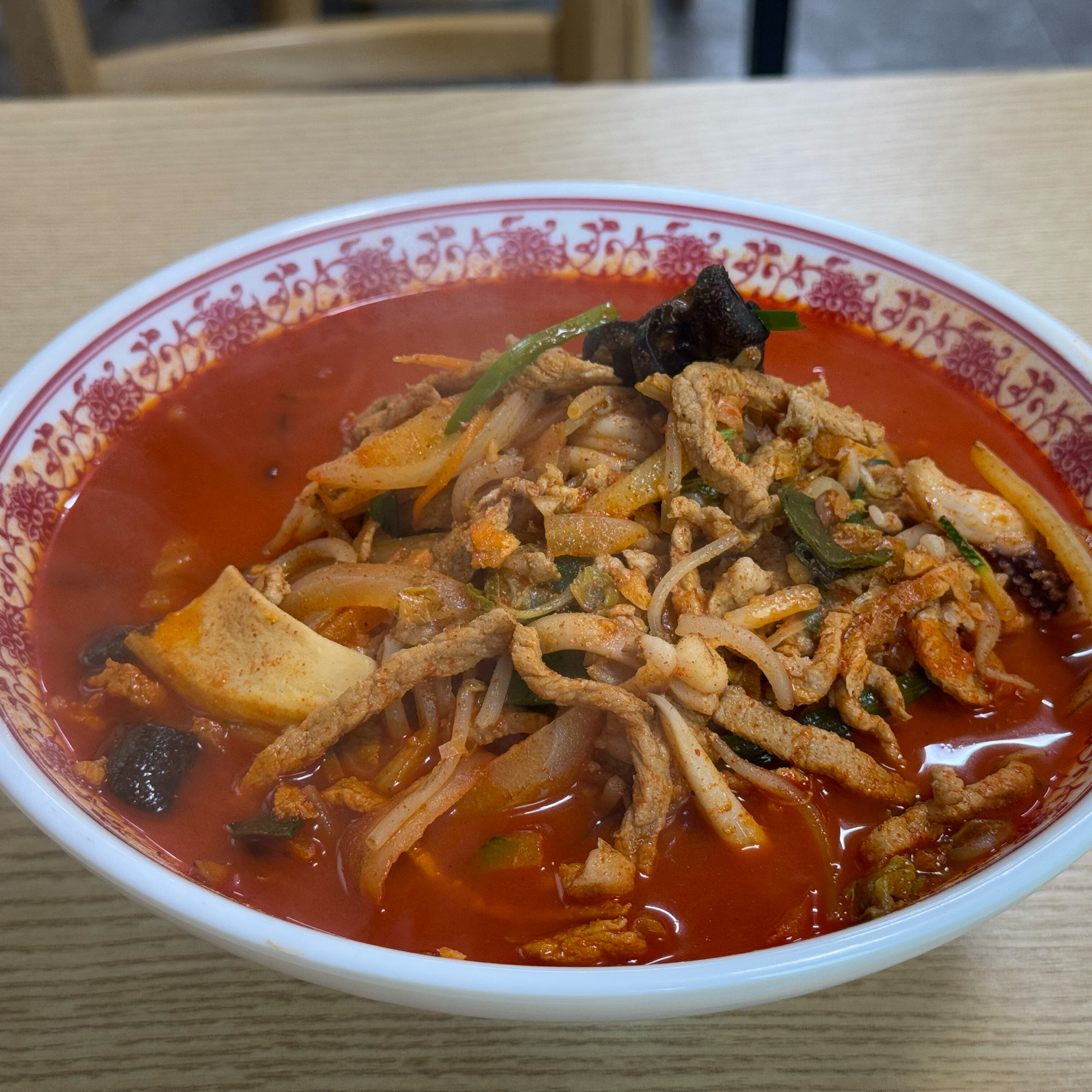 짬뽕 국물 속의 면과 건더기