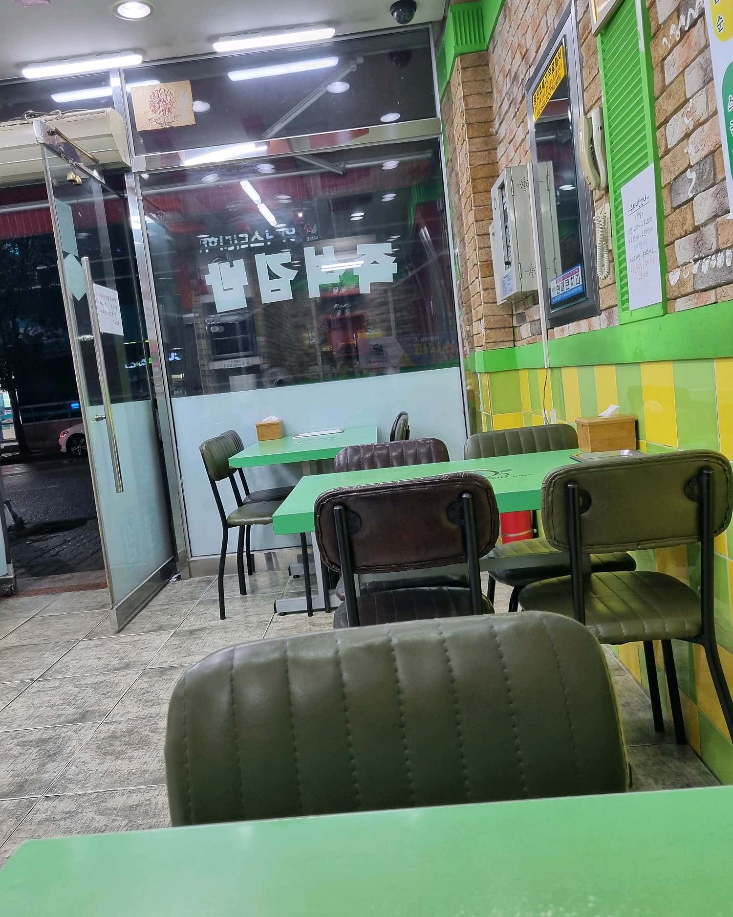 공기밥과 함께 제공되어 더욱 든든한 산타육칼의 얼큰 육개장칼국수