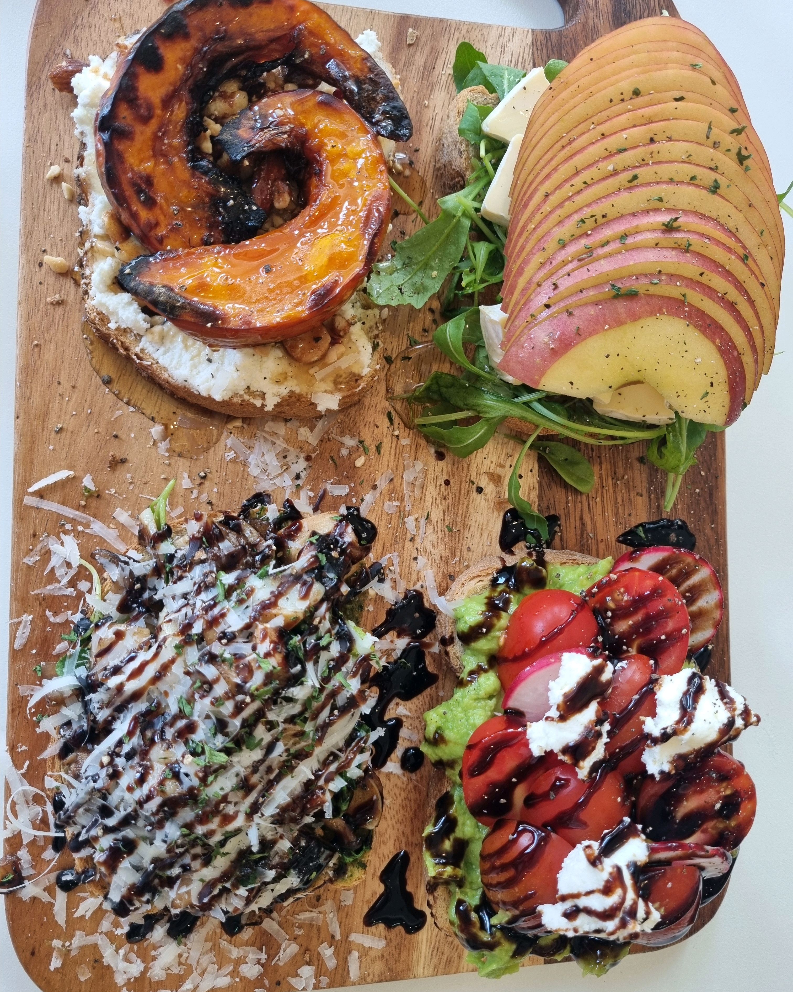 먹음직스러운 오픈 샌드위치