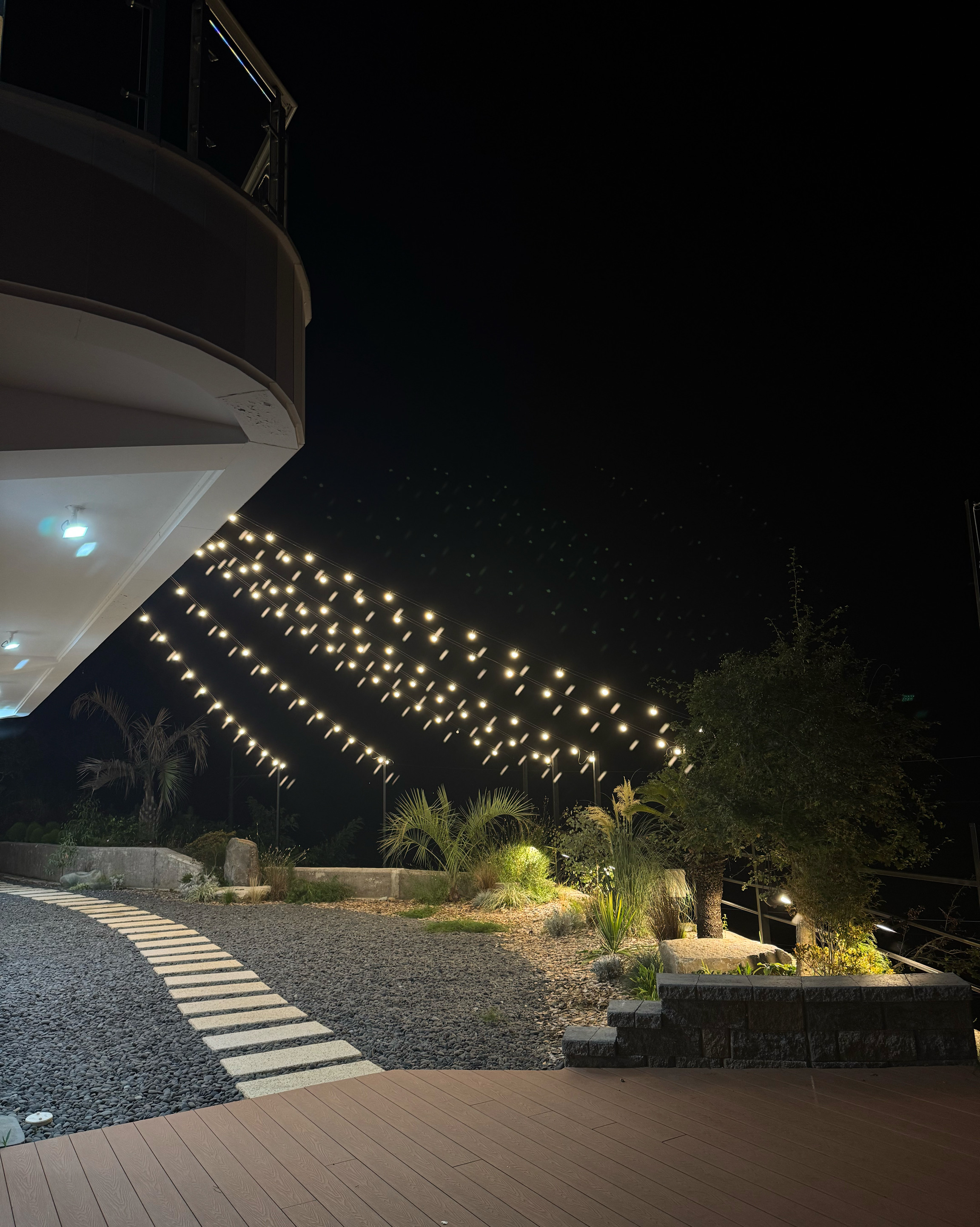 야간의 멜로브 외부, 조명이 켜진 모습