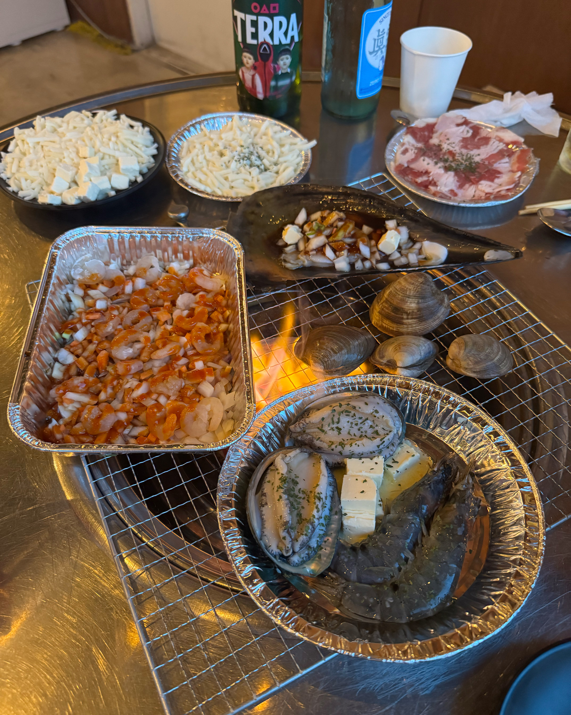 조개구이 구성도 좋고 맛있었어요. 치즈도 넉넉히 주셔서 좋았습니다. 테이블이 꽉 차니까 덥