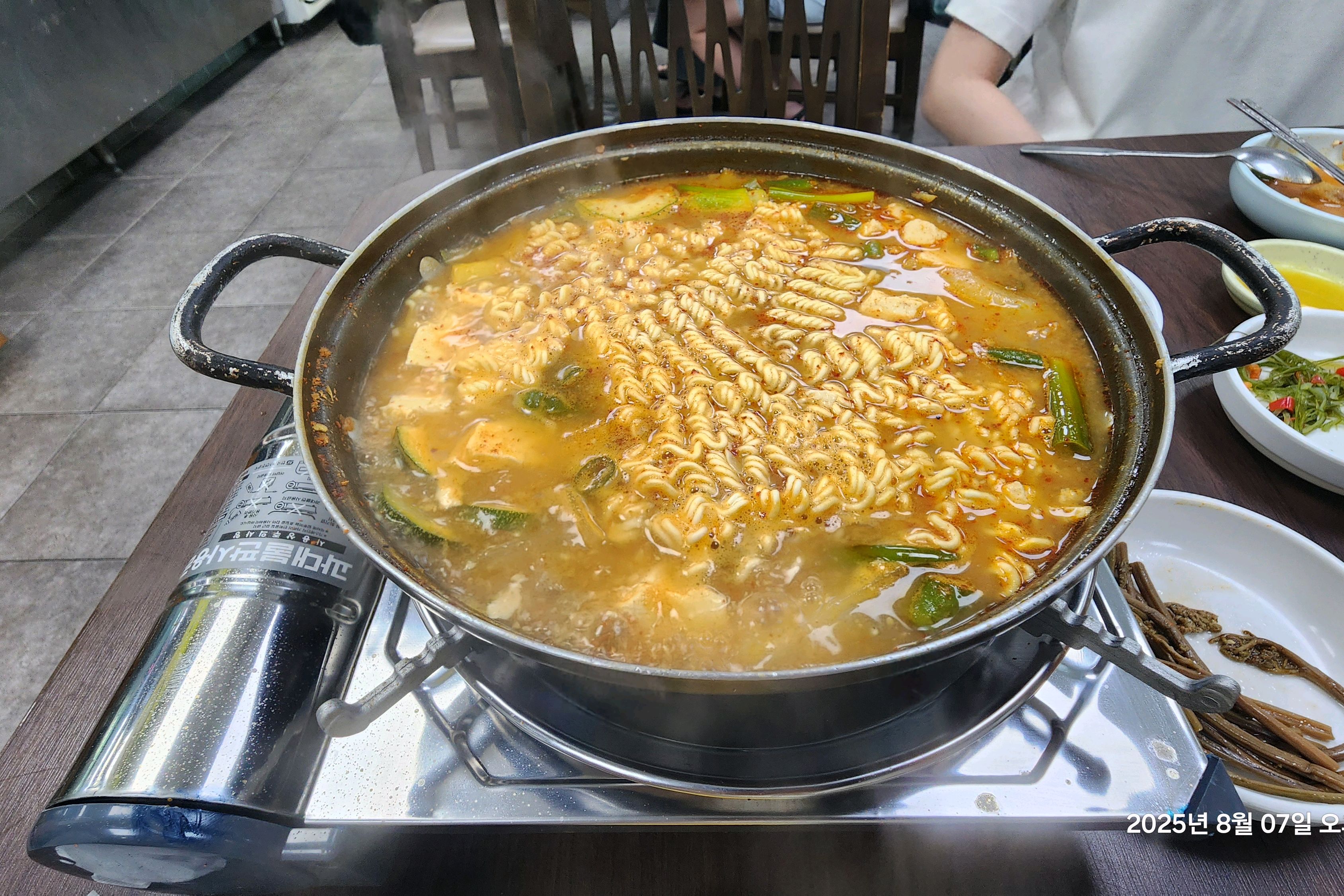 된장스지찌게를 추천하였다  3인분의 구수한 된장과 소고기 스지가 어울린다  나중 사리 하나