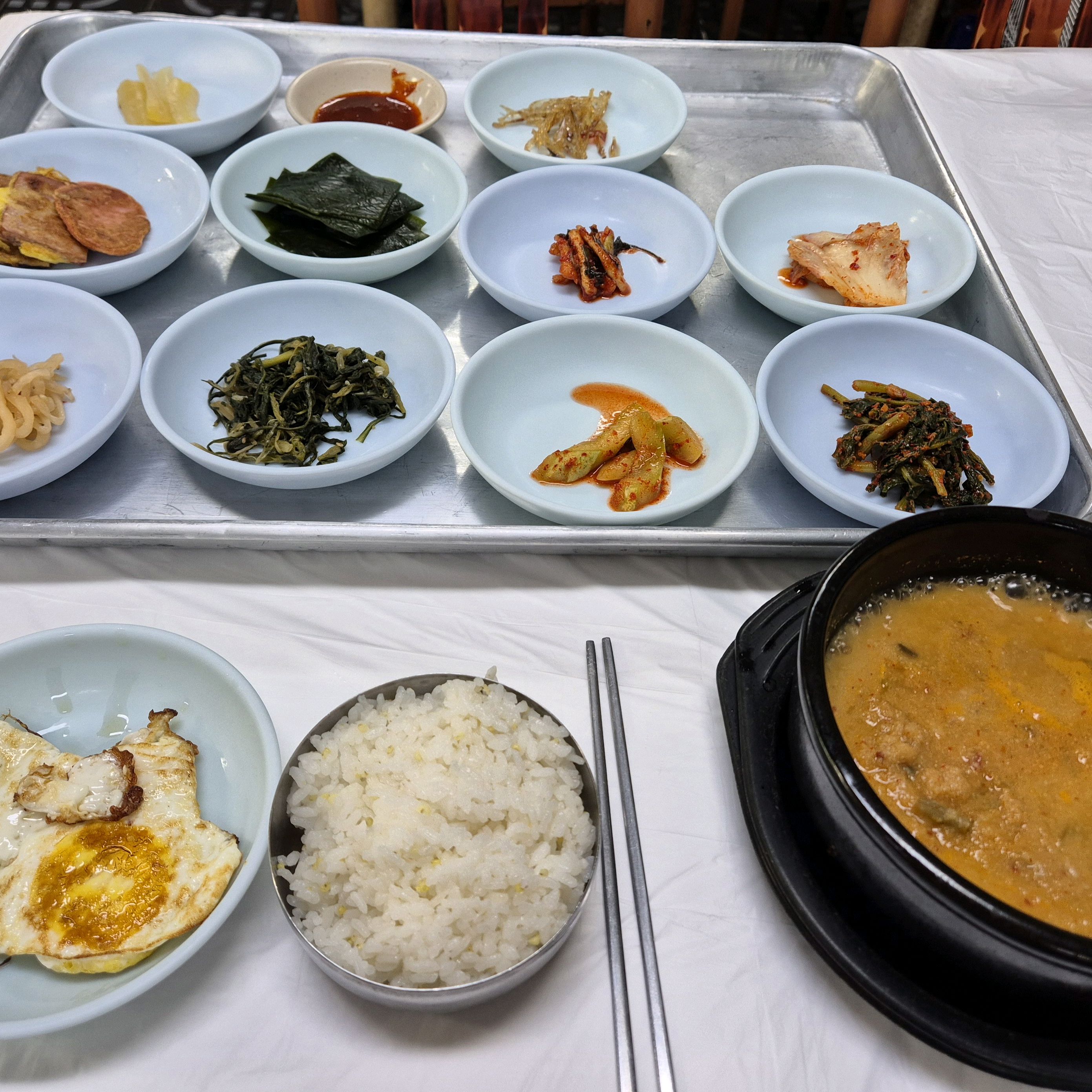여러 그릇에 담긴 반찬과 찌개, 밥의 모습