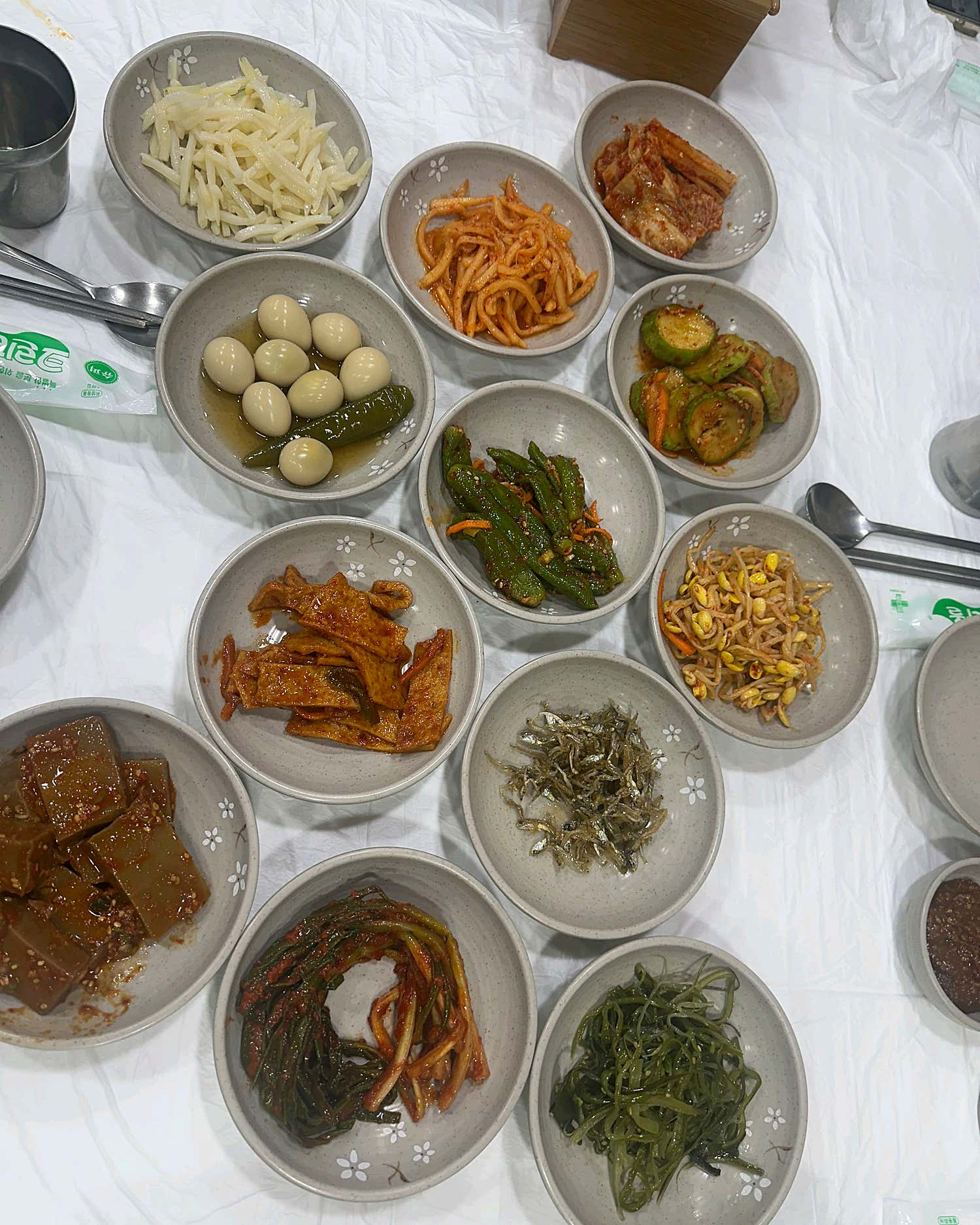 맛있게 구워진 삼겹살과 푸짐한 밑반찬이 차려진 테이블