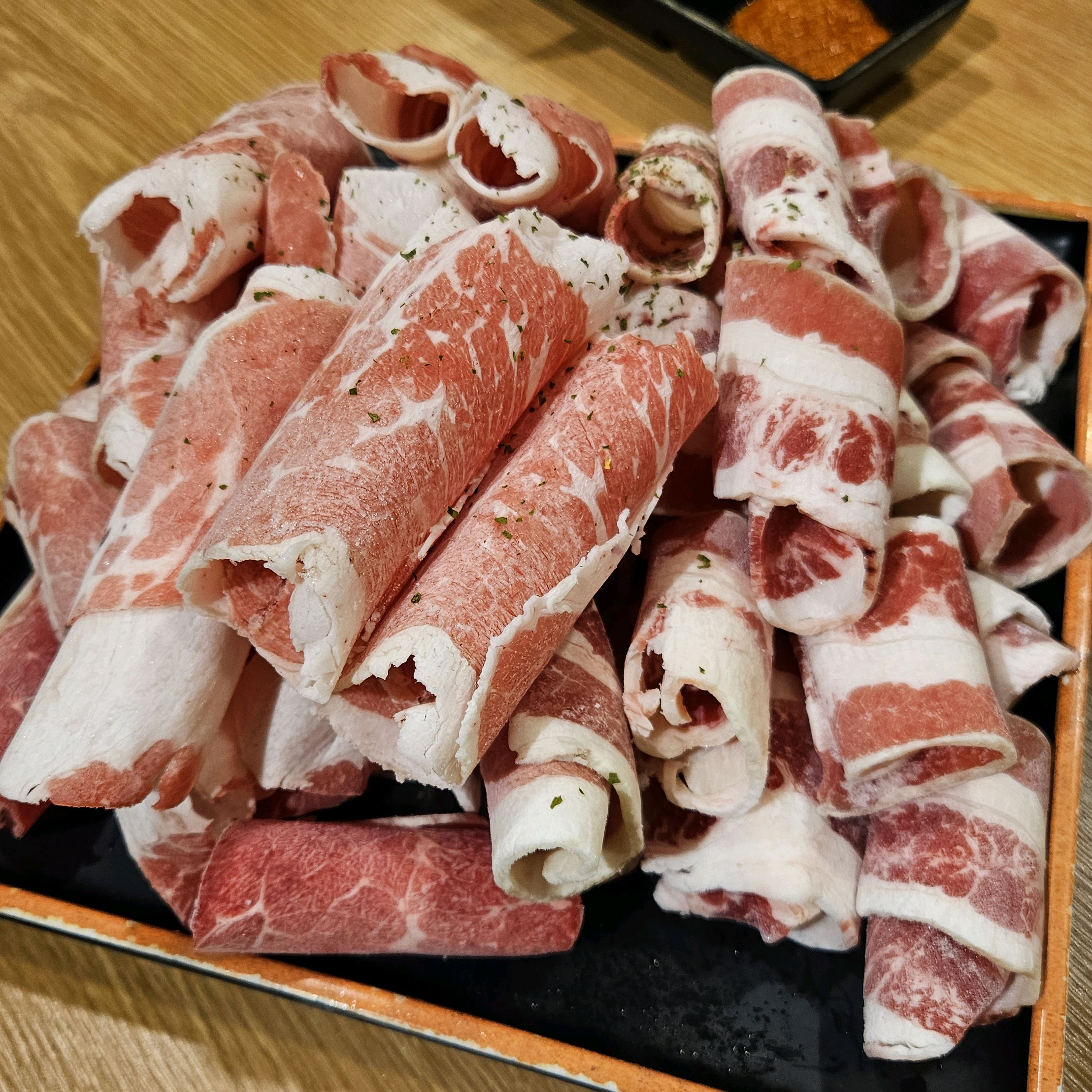 차돌 고기도 정말 맛있고 고기먹다가 김치말이냉국수 시켜서 드시고 마지막엔 - 부산 영도 돈차돌 영도점